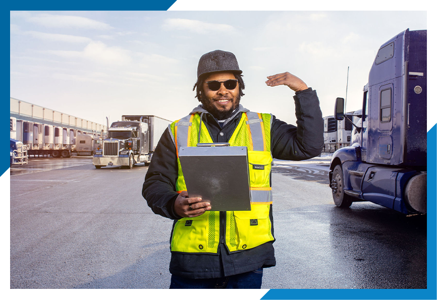 Trabajador de Lineage Logistics con portapapeles