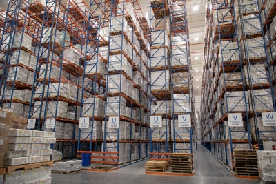 Almacén frigorífico con estanterías de gran altura para palés, capaz de hacer frente a los picos de cosecha y producción mediante el almacenamiento de grandes volúmenes de alimentos congelados.