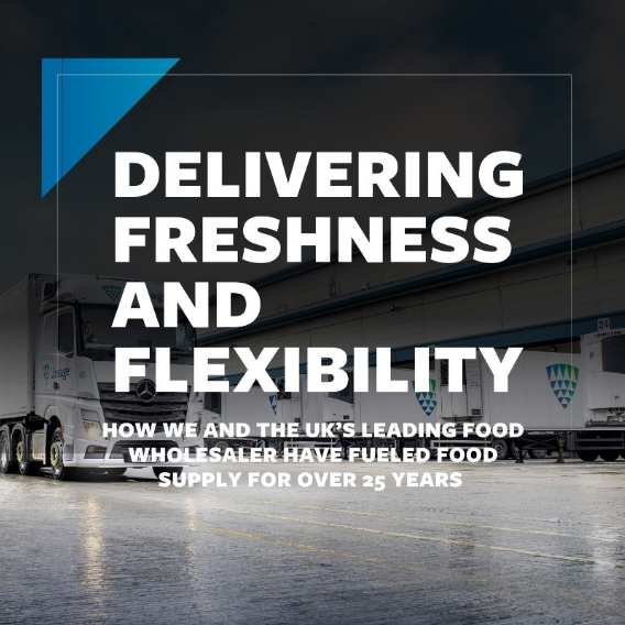 Lineage des camions réfrigérés dans une installation de distribution alimentaire au Royaume-Uni, mettant en lumière un partenariat logistique de 25 ans à température contrôlée.