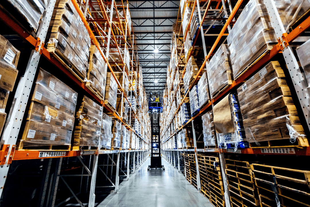 Intérieur d’un Lineage entrepôt avec marchandises palettisées entreposées dans des rayonnages de haute hauteur