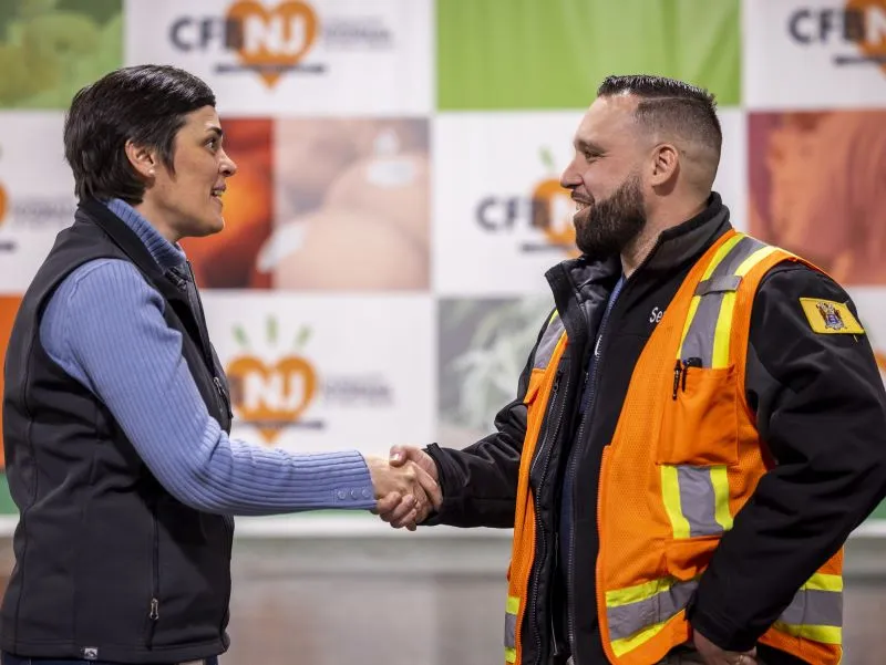 Bénévoles préparant des dons alimentaires