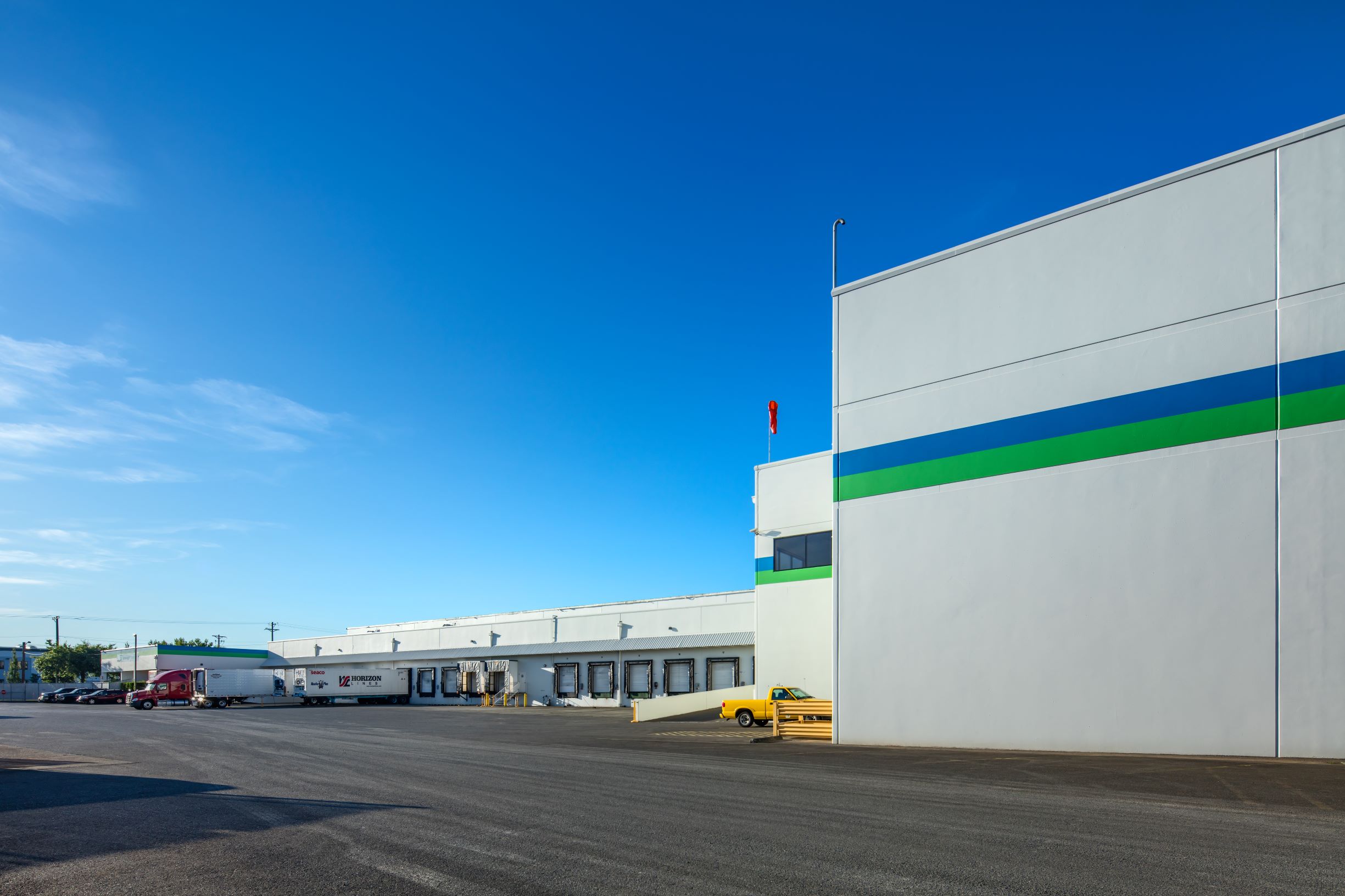 Foto exterior del muelle de carga de las instalaciones de Lineage en Tacoma