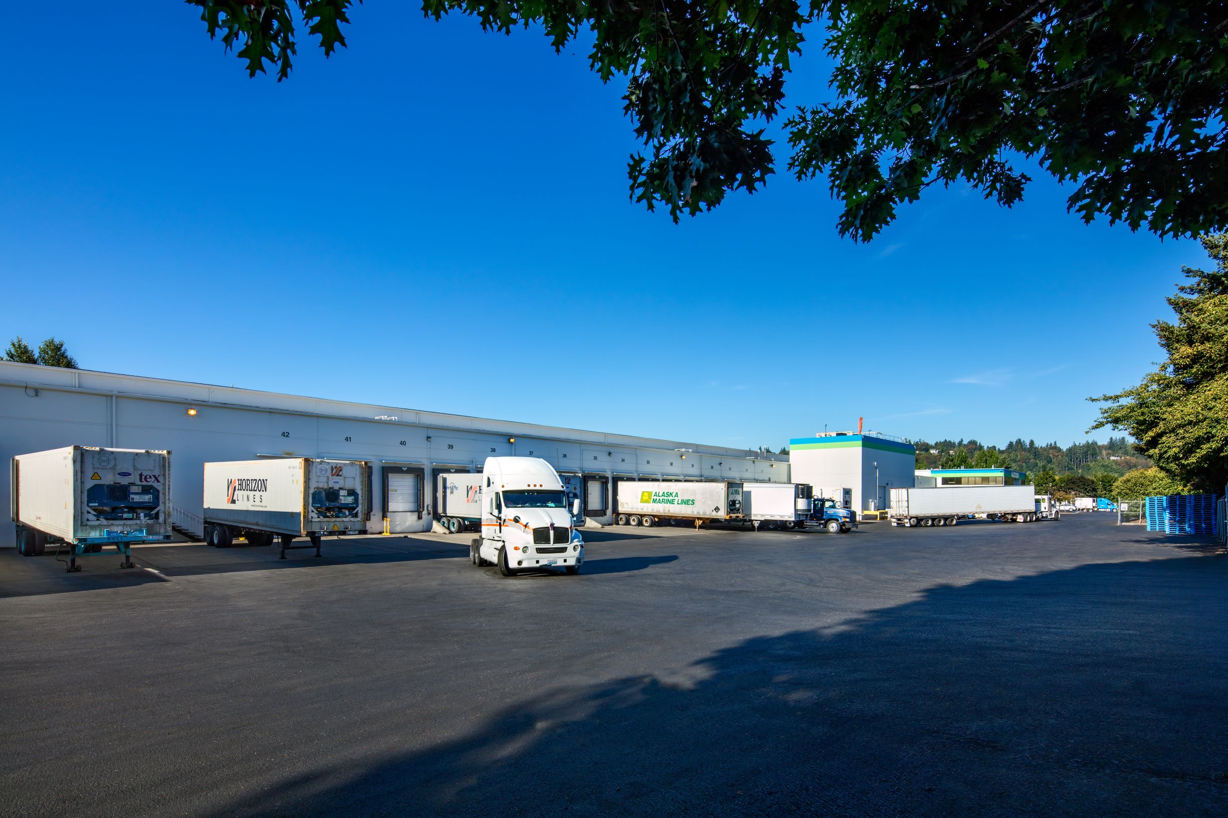 Foto exterior del patio de las instalaciones de Lineage en Algona