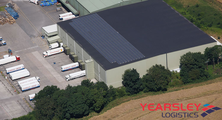 Vista aérea de las instalaciones de Lineageen Belle Eau Park (Bilsthorpe, Reino Unido), con paneles solares y camiones de la marca Yearsley Logistics en los muelles de carga.
