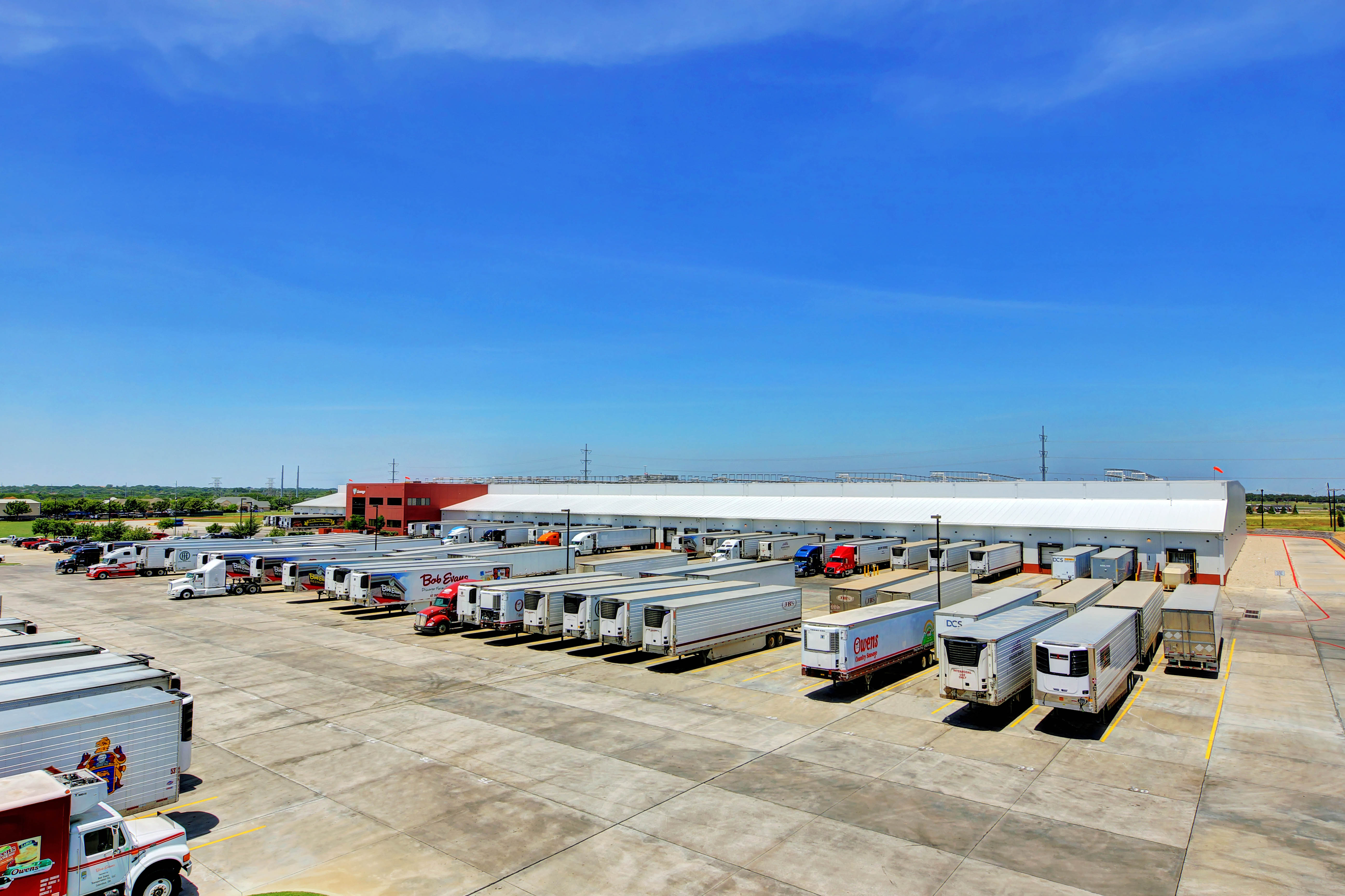 Photo extérieure de Lineagede Sunnyvale de l’autre côté de la cour