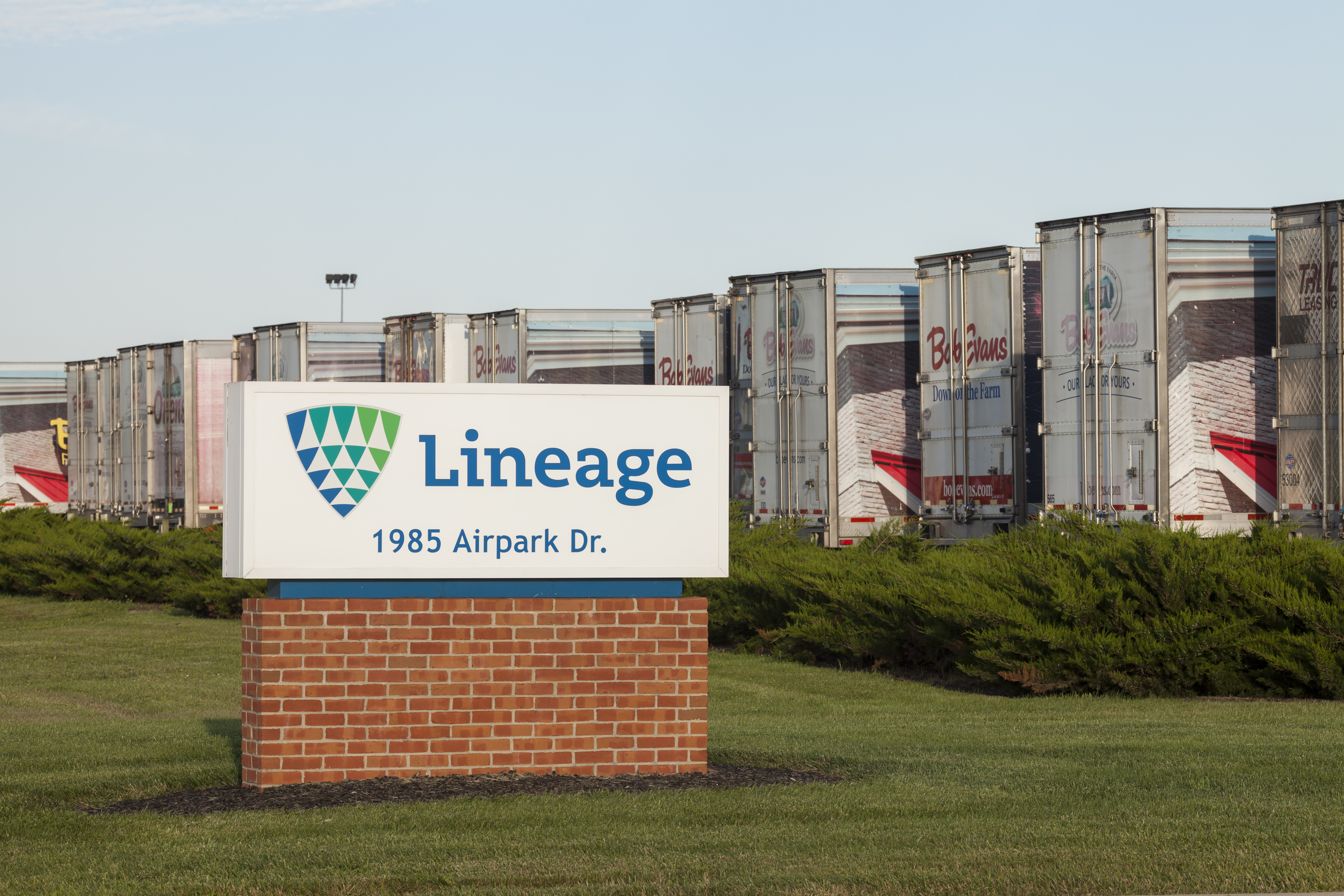 Foto del exterior de las instalaciones de Lineage en Springfield, OH, con el letrero
