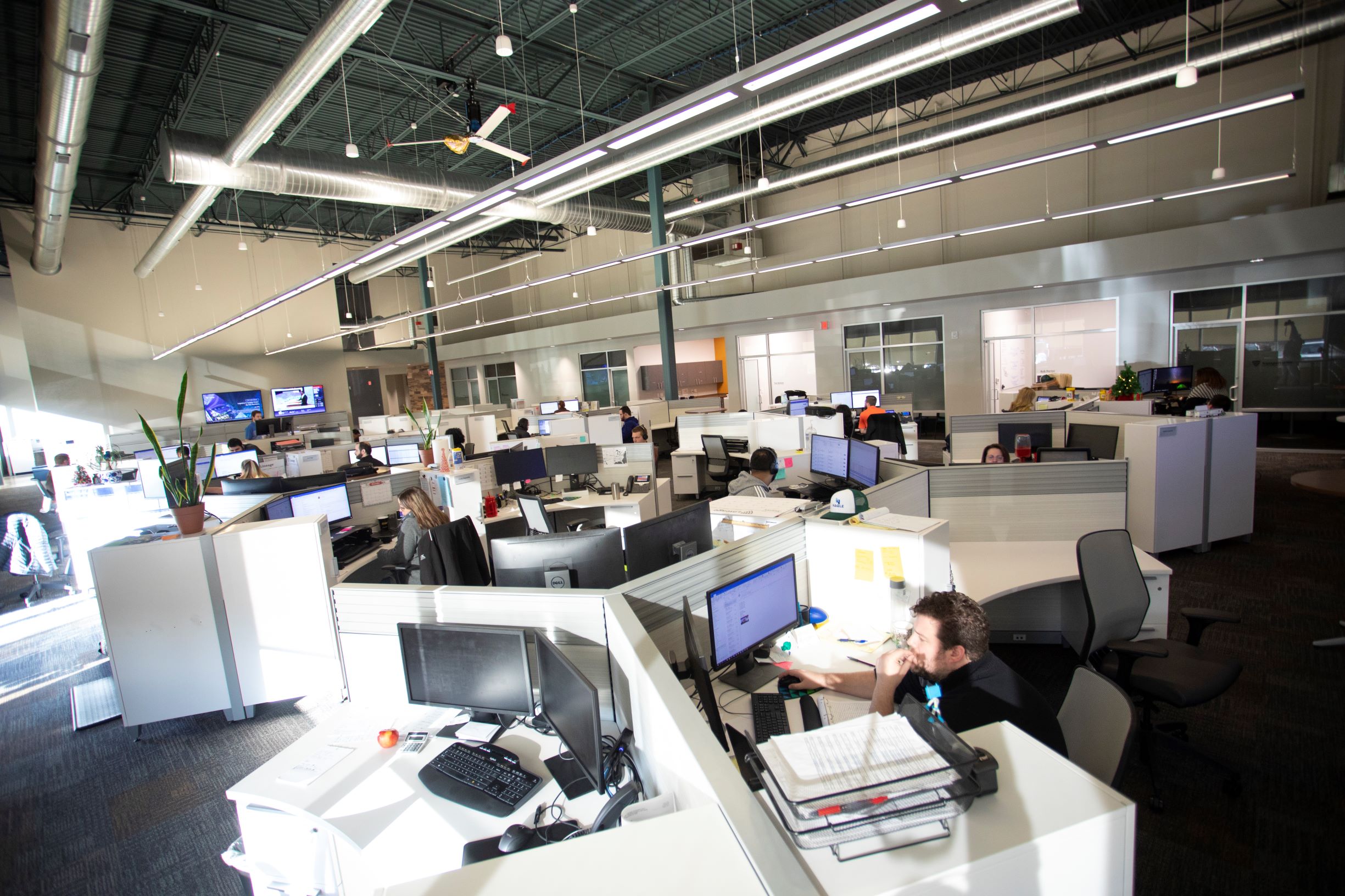 Équipe de transport travaillant au bureau de Novi