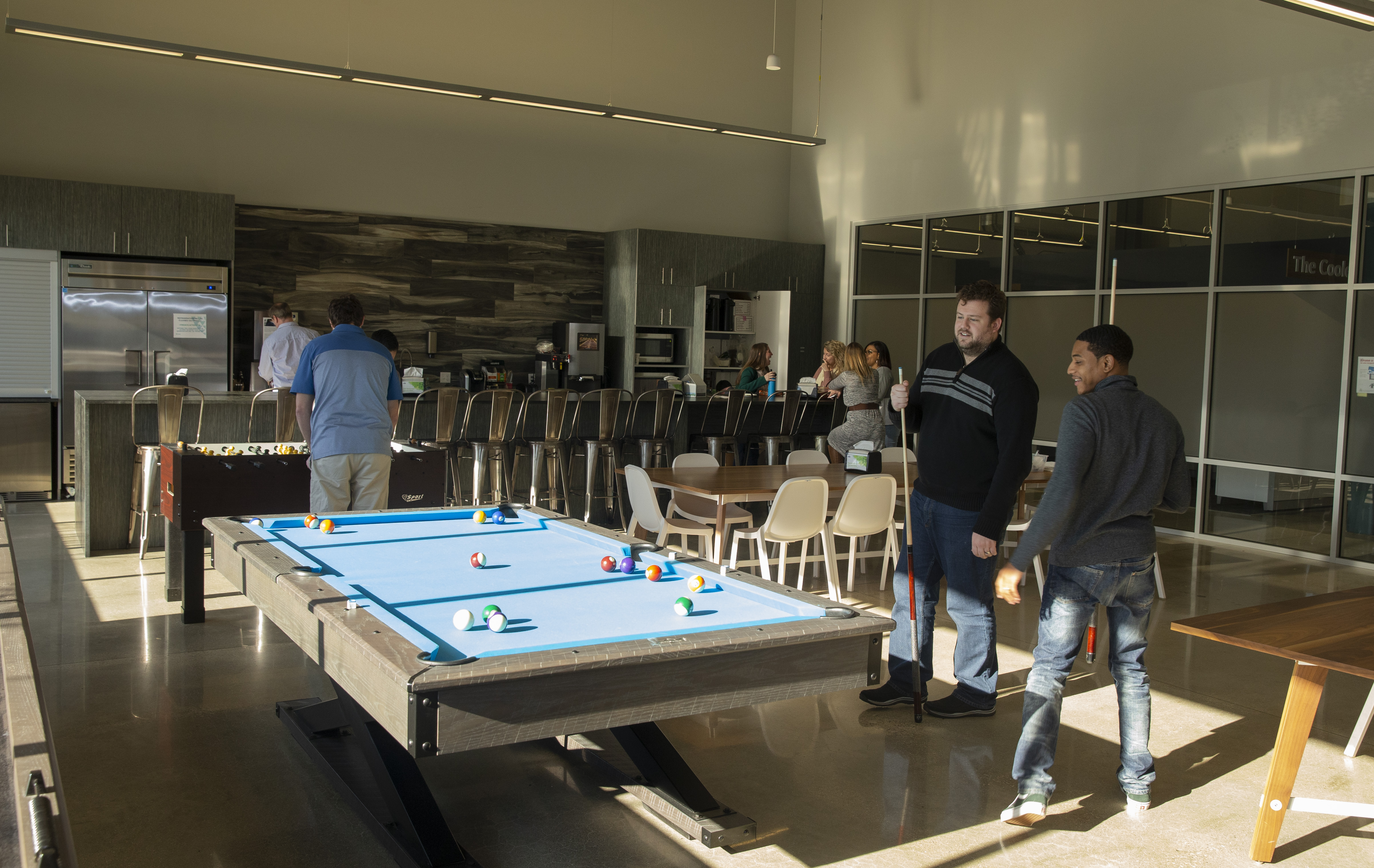 Les membres de l’équipe se détendent et jouent à des jeux dans la glacière