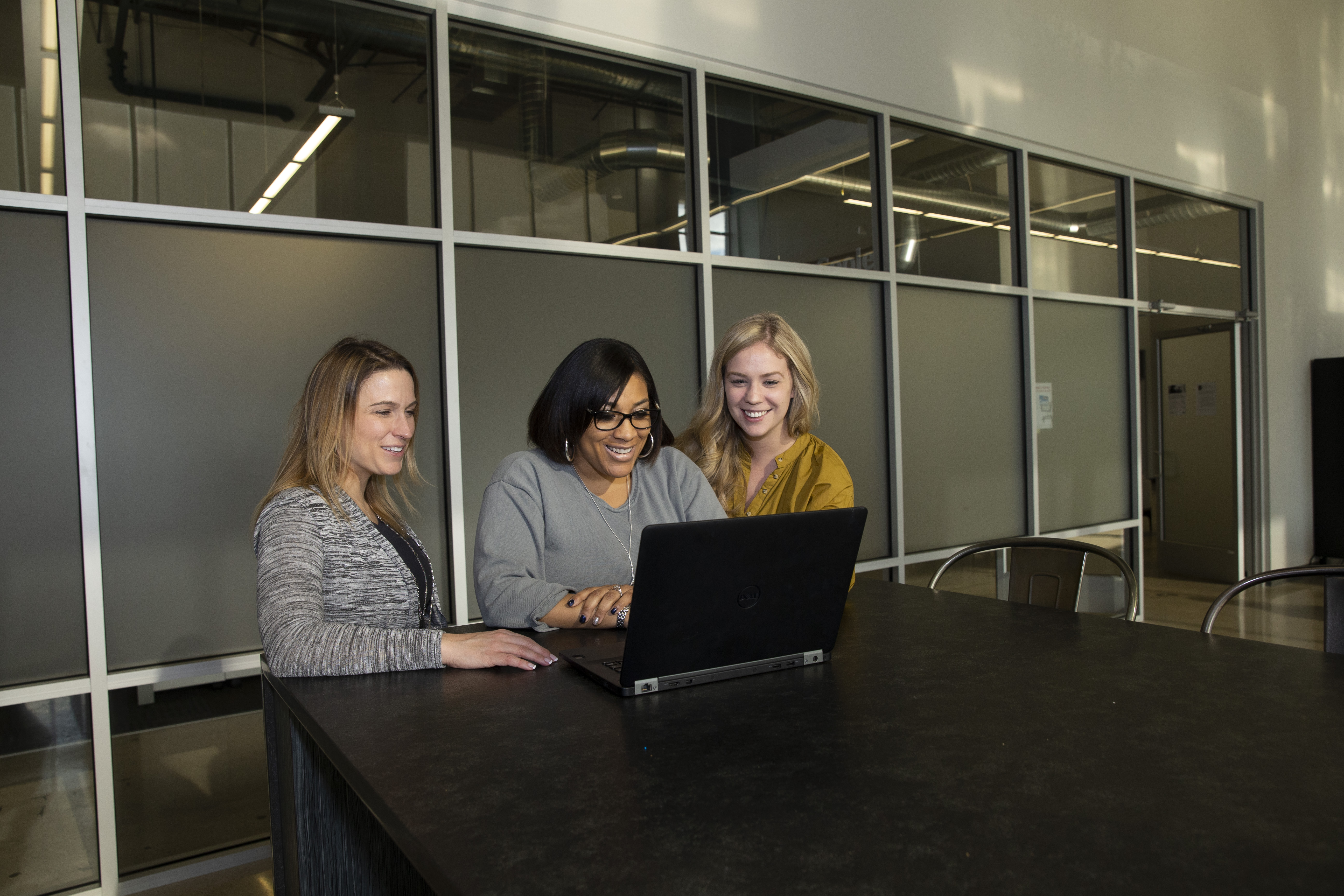 Trois membres de l’équipe discutent dans la glacière