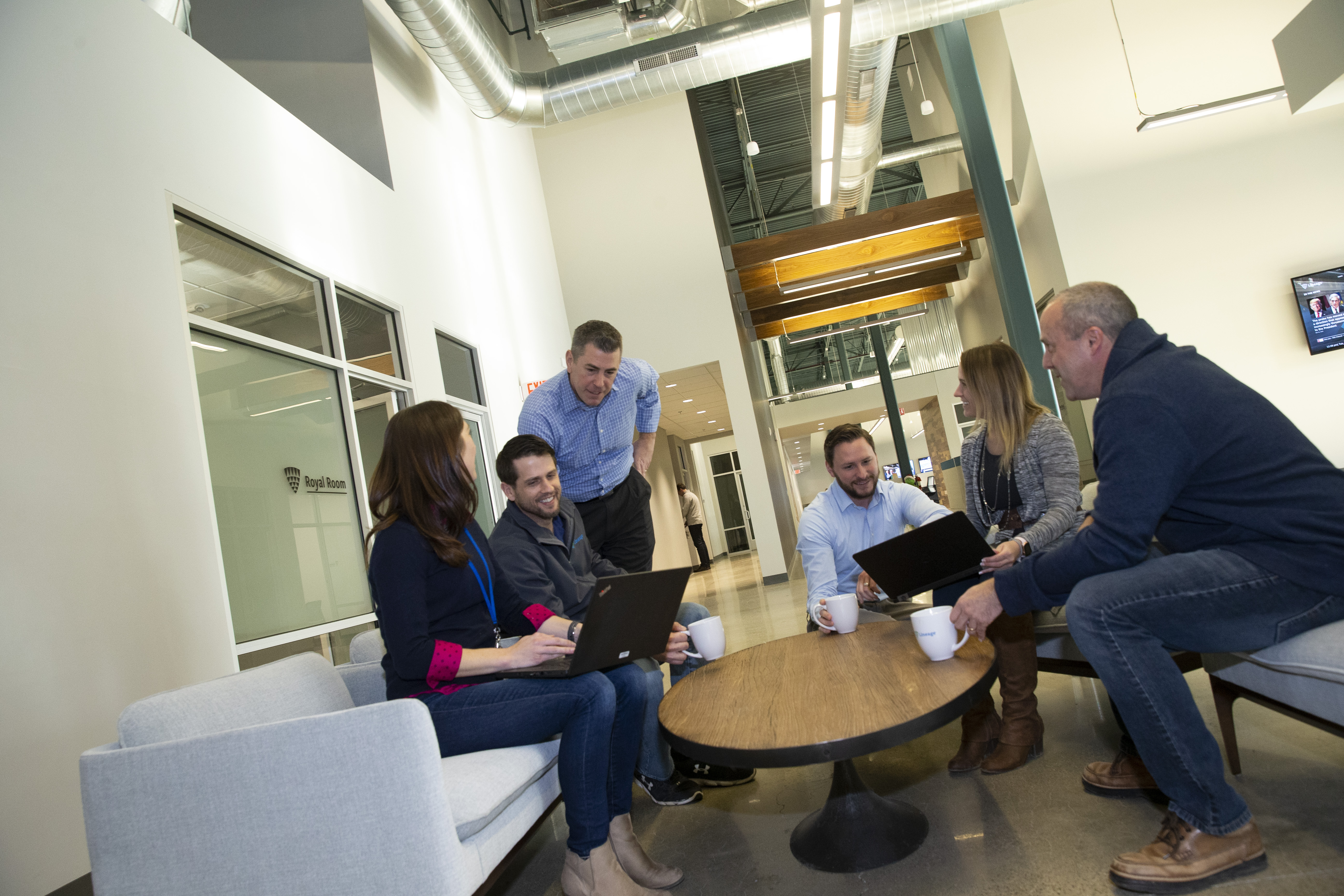 Membres de l’équipe collaborant au bureau de Novi