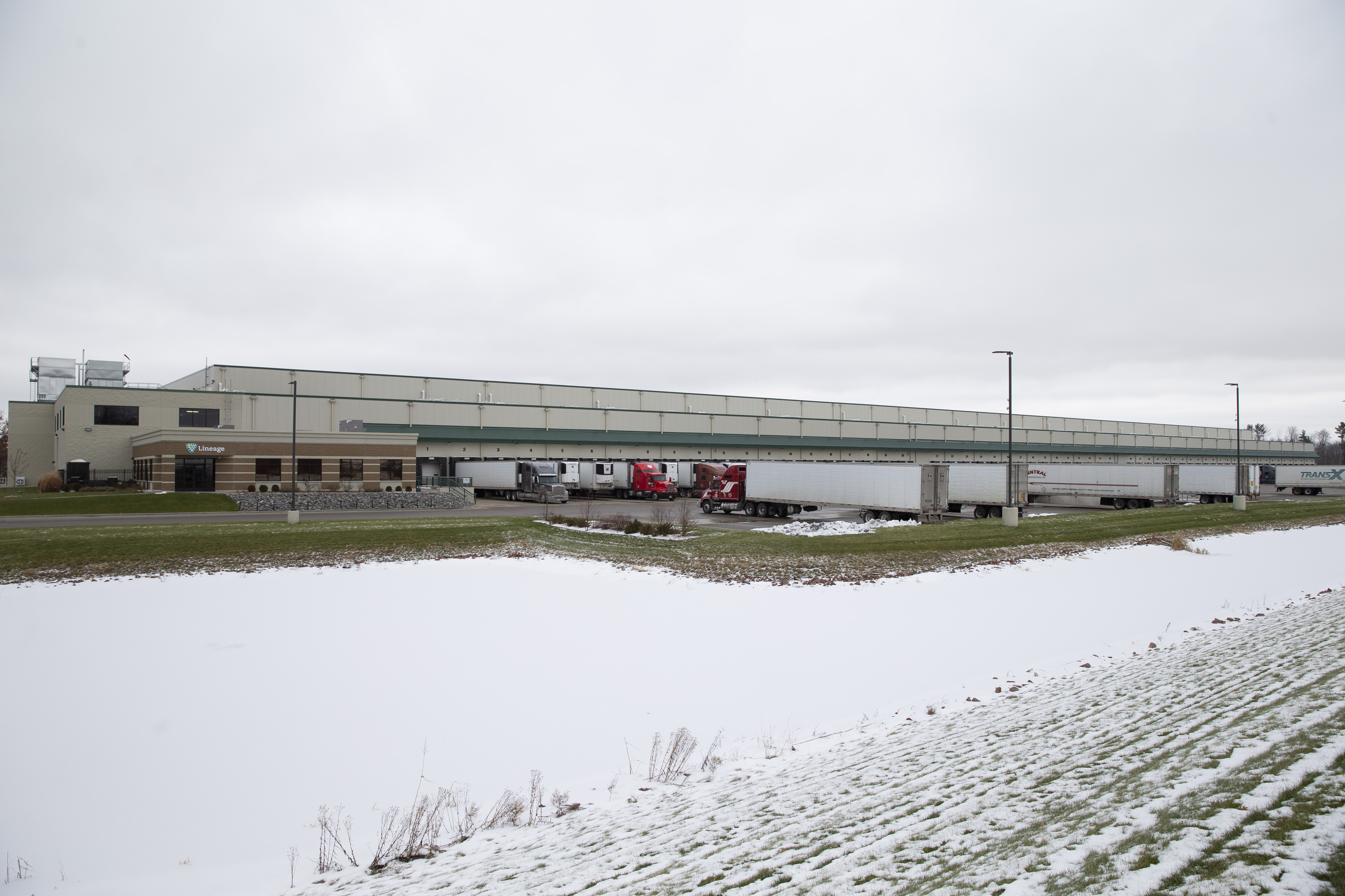 Foto exterior de las instalaciones de Lineage en Stevens Point con un campo nevado en primer plano