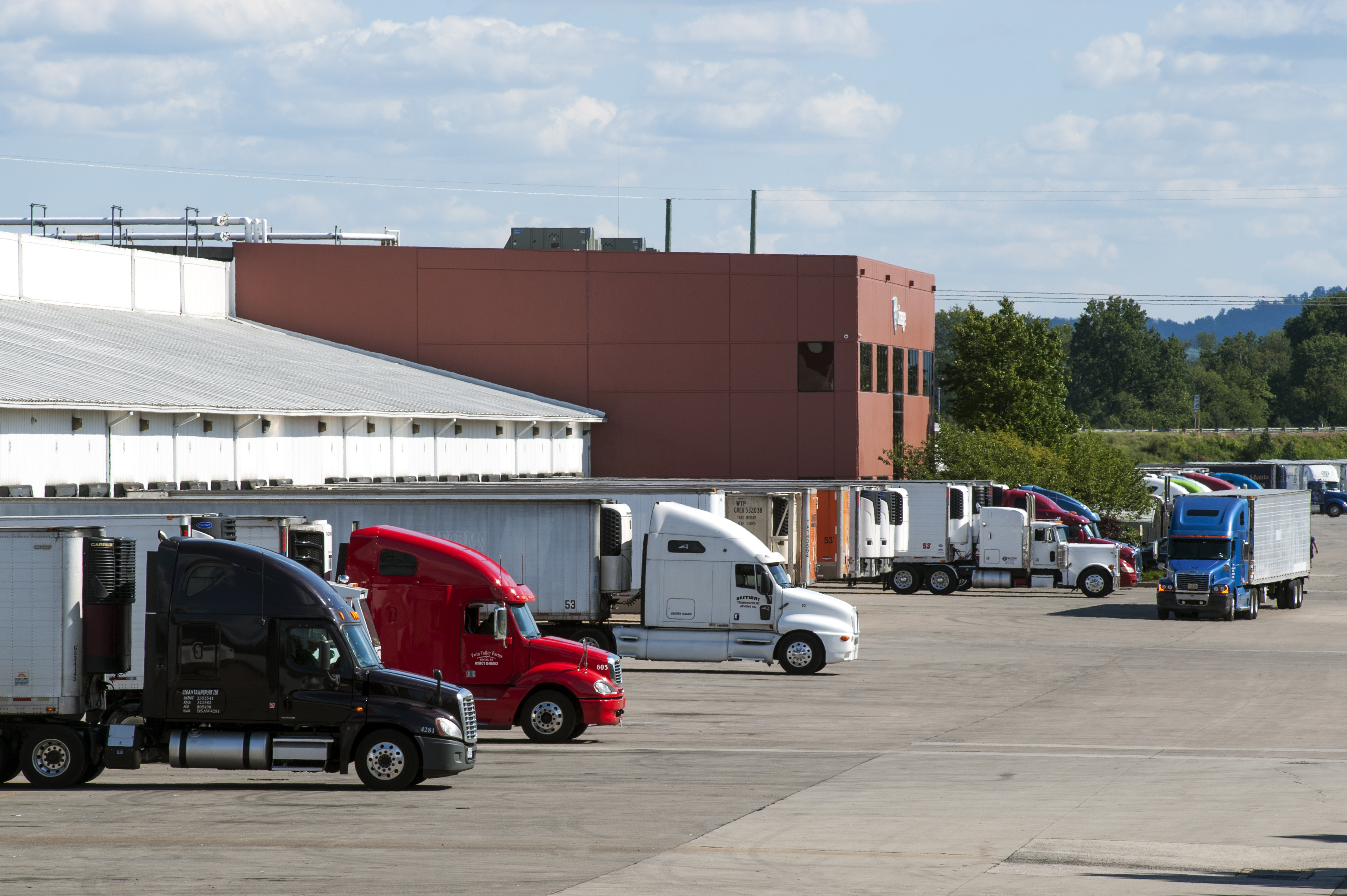 Foto exterior de las instalaciones de Lineage en Allentown con camiones