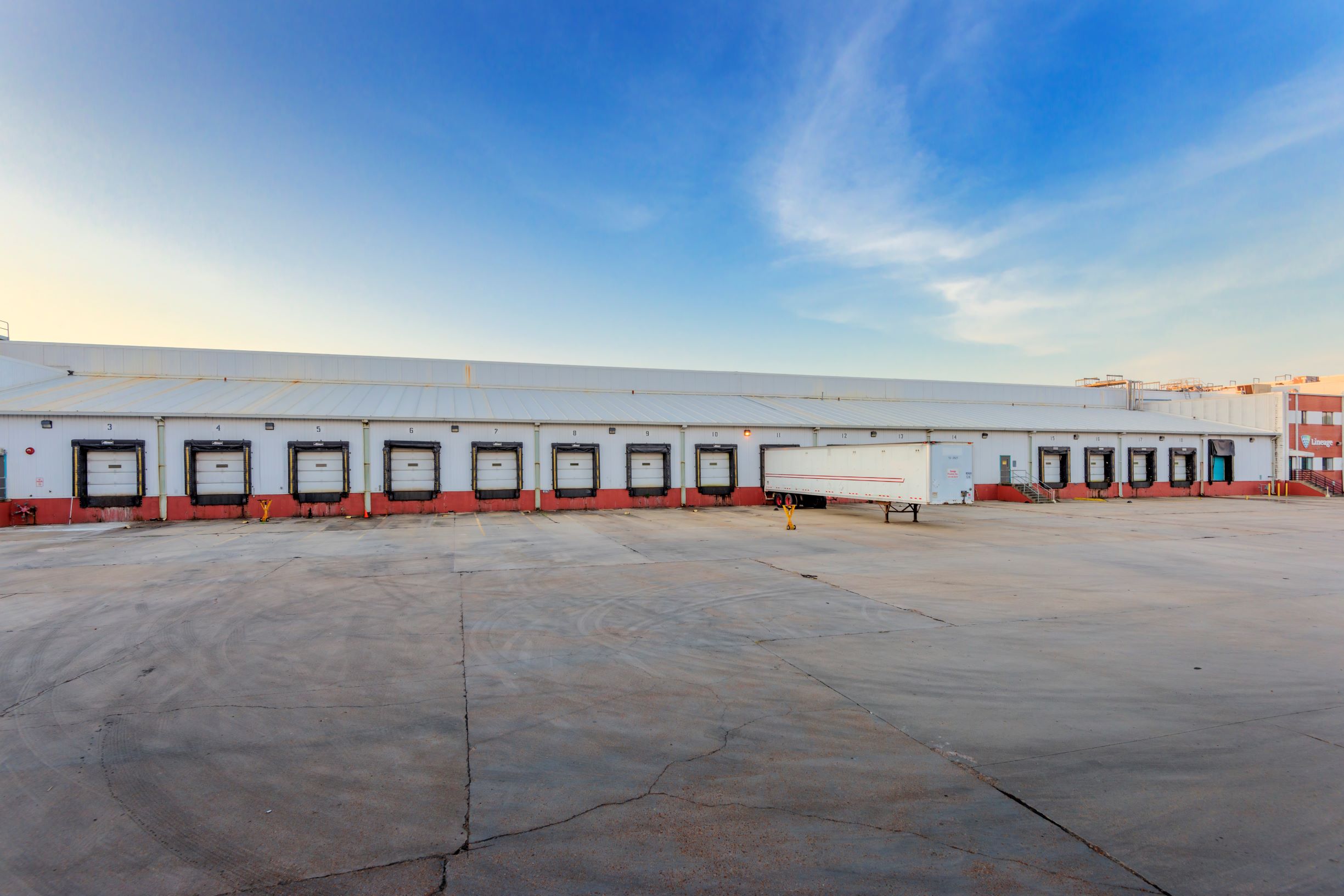 Photo extérieure de LineageCour et quai de l’installation de Jackson