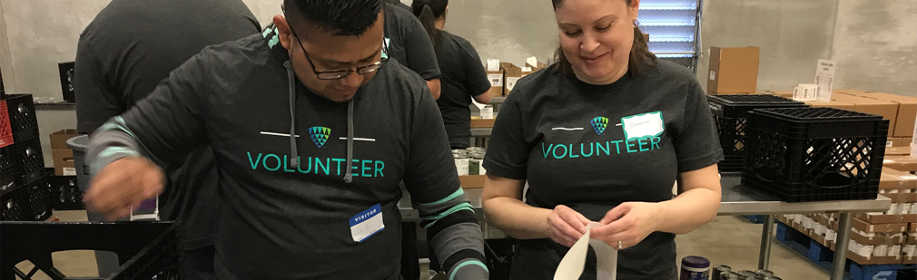 Deux Lineage bénévoles qui reconditionnent des conserves