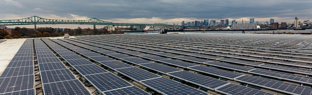 Lineage entrepôt frigorifique avec un ensemble de panneaux solaires.