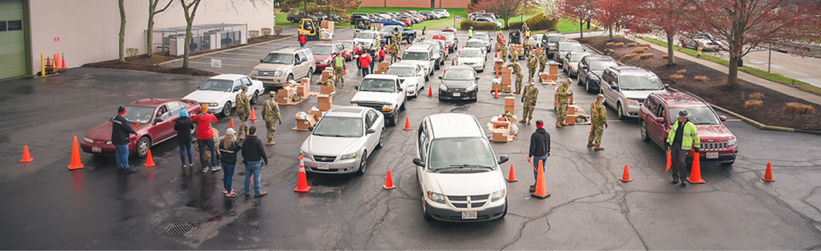 Wagons en file d’attente recevant de la nourriture de soldats et de civils