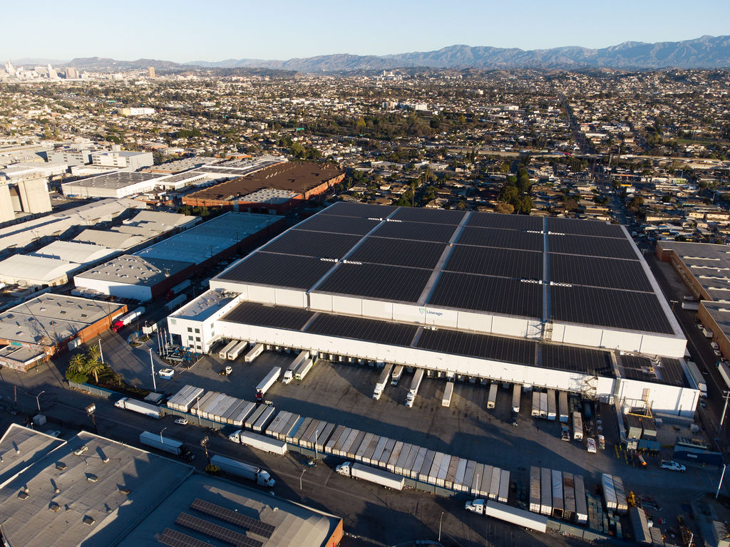 Vista exterior del almacén frigorífico de Lineageen Los Palos, Los Ángeles, California.