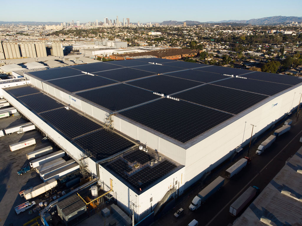 Gran angular de las instalaciones de Lineageen Los Palos con muelles de carga y remolques in situ.