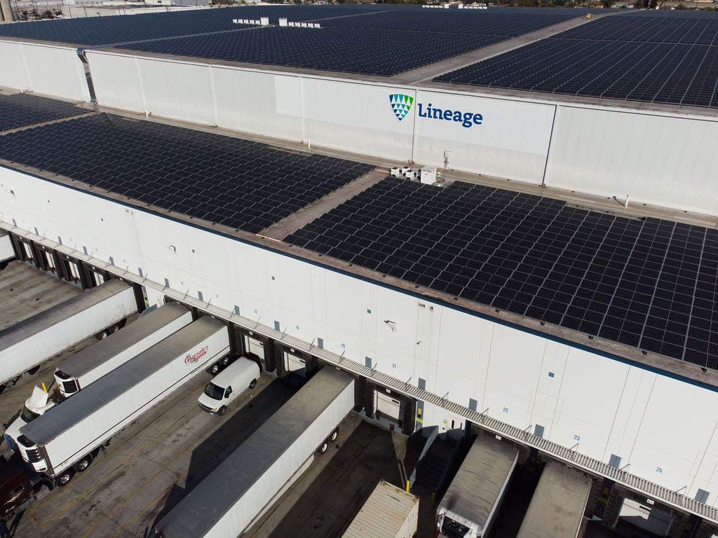 Edificio frigorífico Lineage en Los Ángeles con infraestructura y aparcamiento circundantes