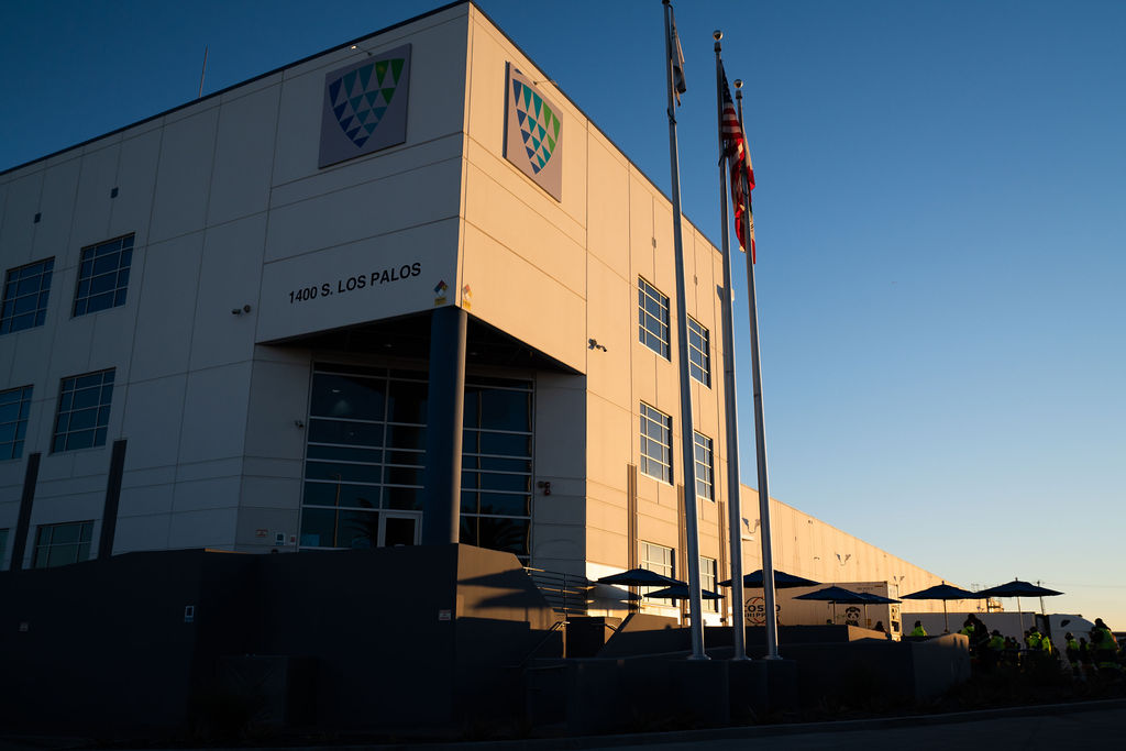 Entrada principal del almacén de Los Palos, destacando la señalización y los accesos principales