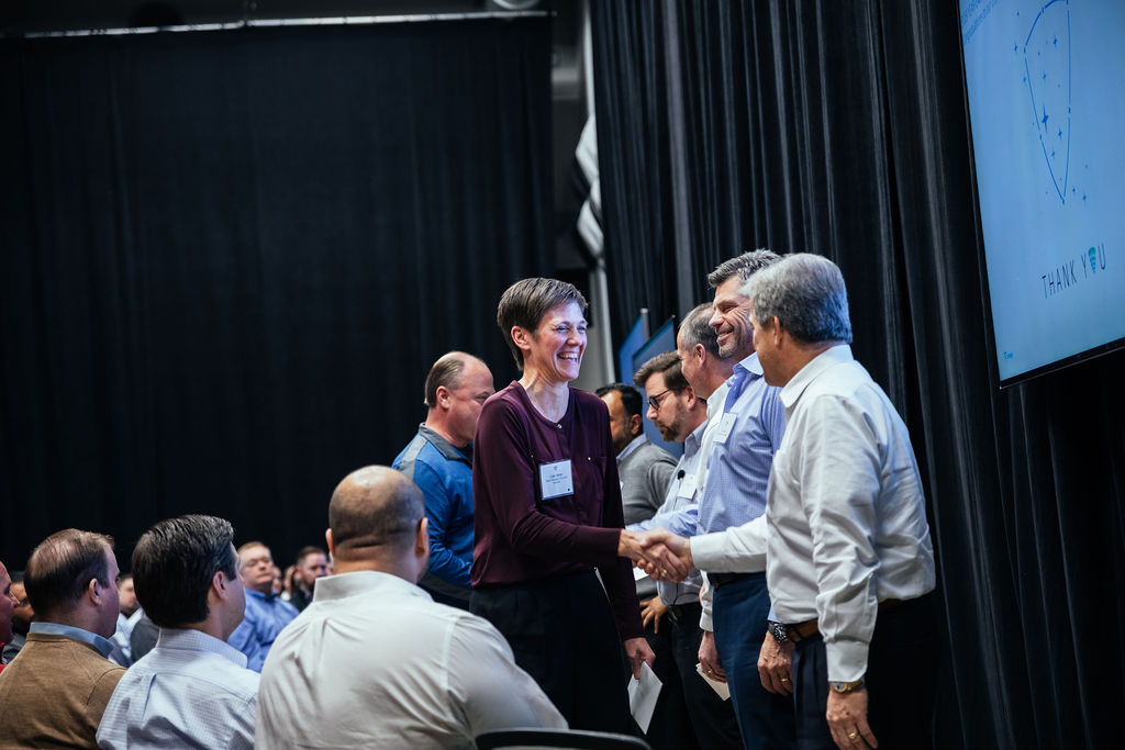 Femme recevant un Lineage Prix