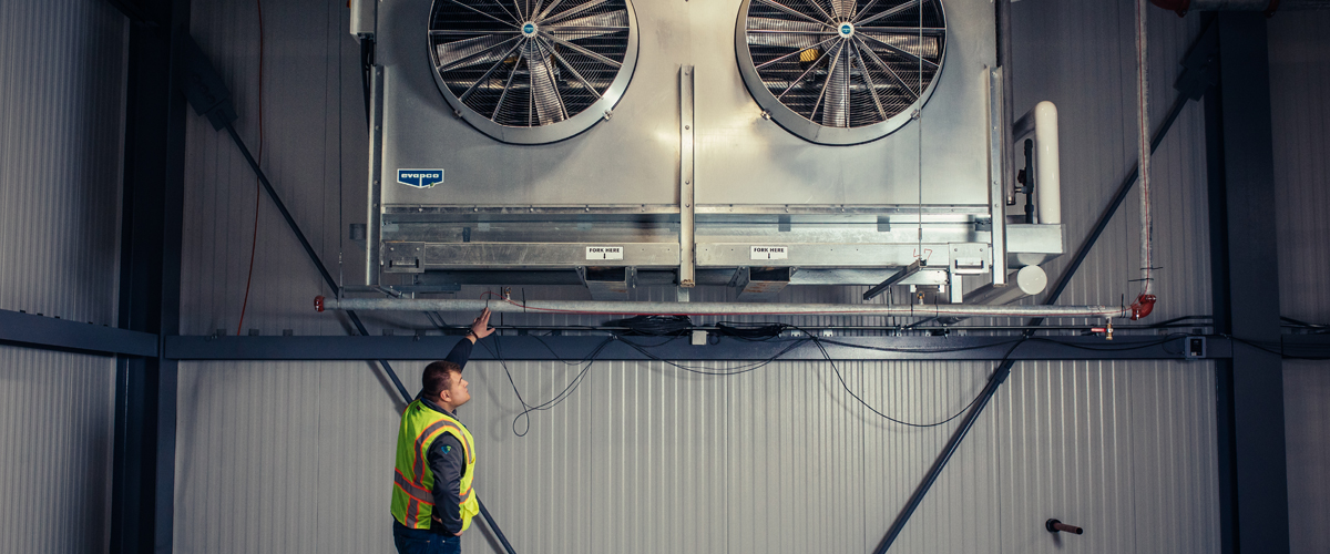 hombre comprobando el equipo de energía