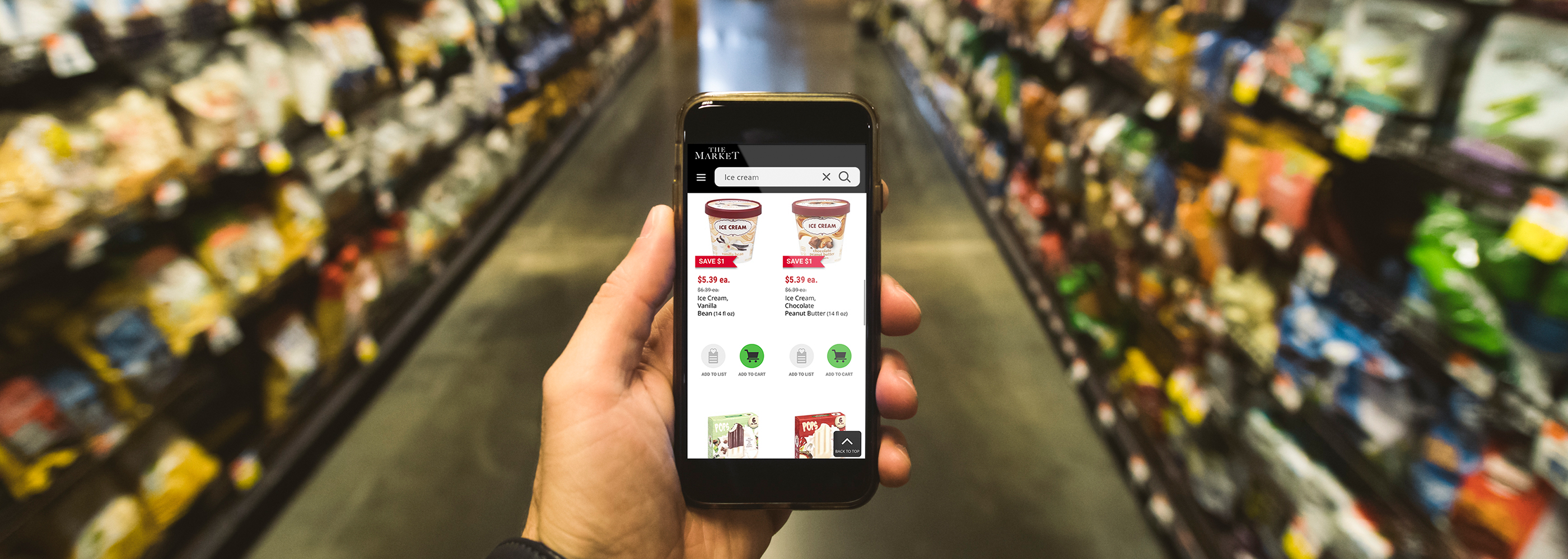 Personne à l’épicerie qui utilise une application pour regarder les articles à acheter