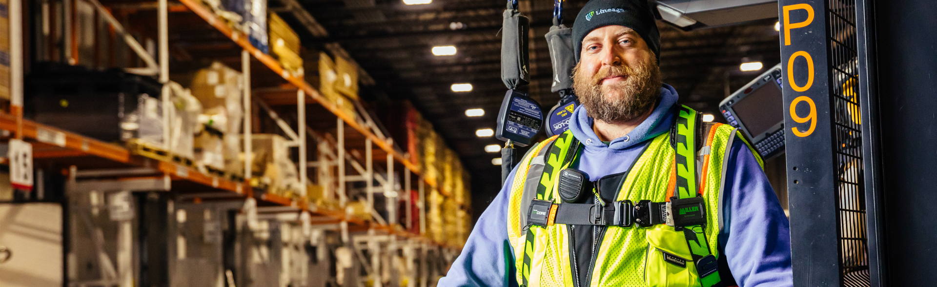 miembro del equipo en almacén