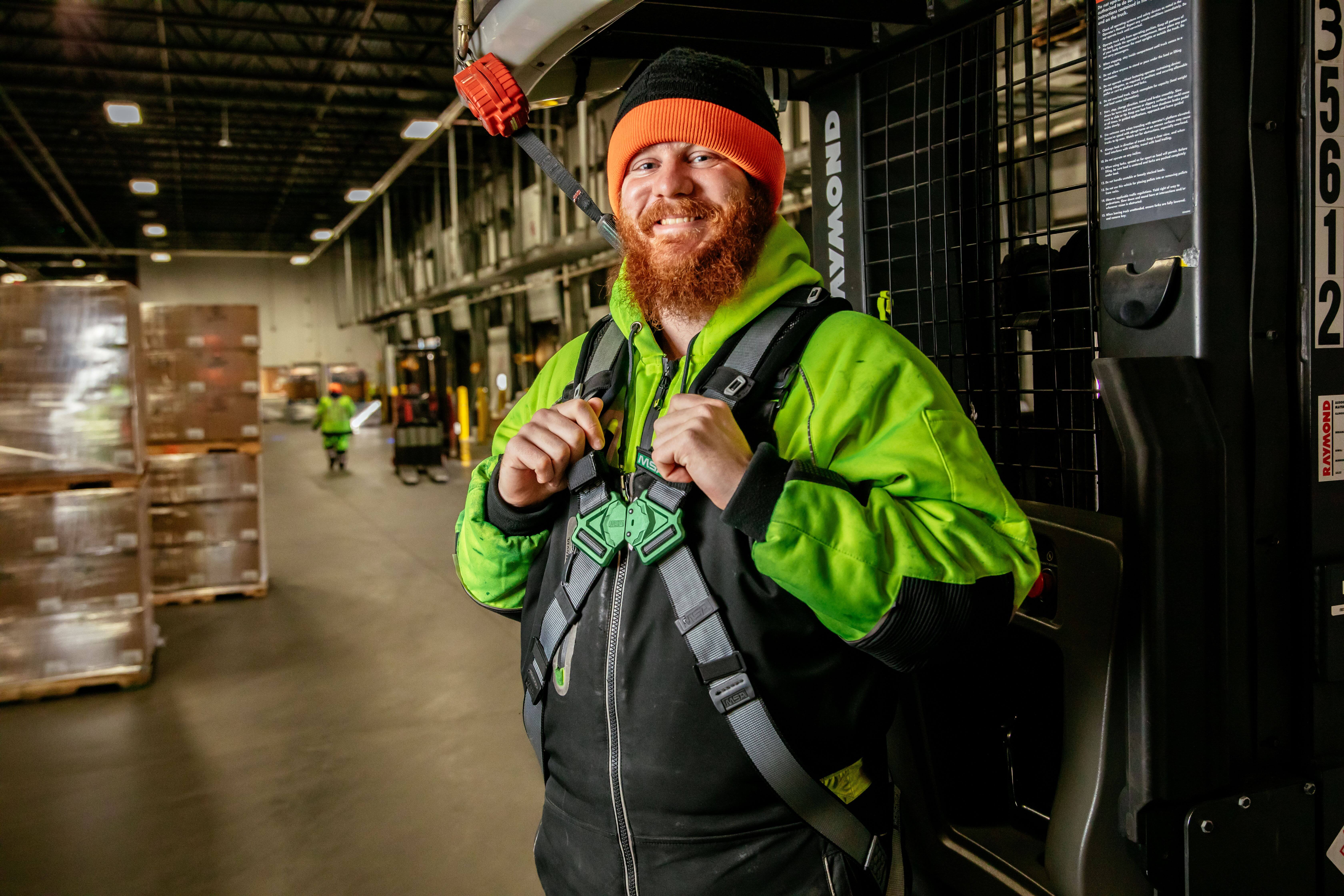 Los wearables de seguridad de nuestra asociación con StrongArm Technologies ayudan a mantener a salvo a los miembros de nuestro equipo Lineage mediante intervenciones de seguridad en tiempo real.