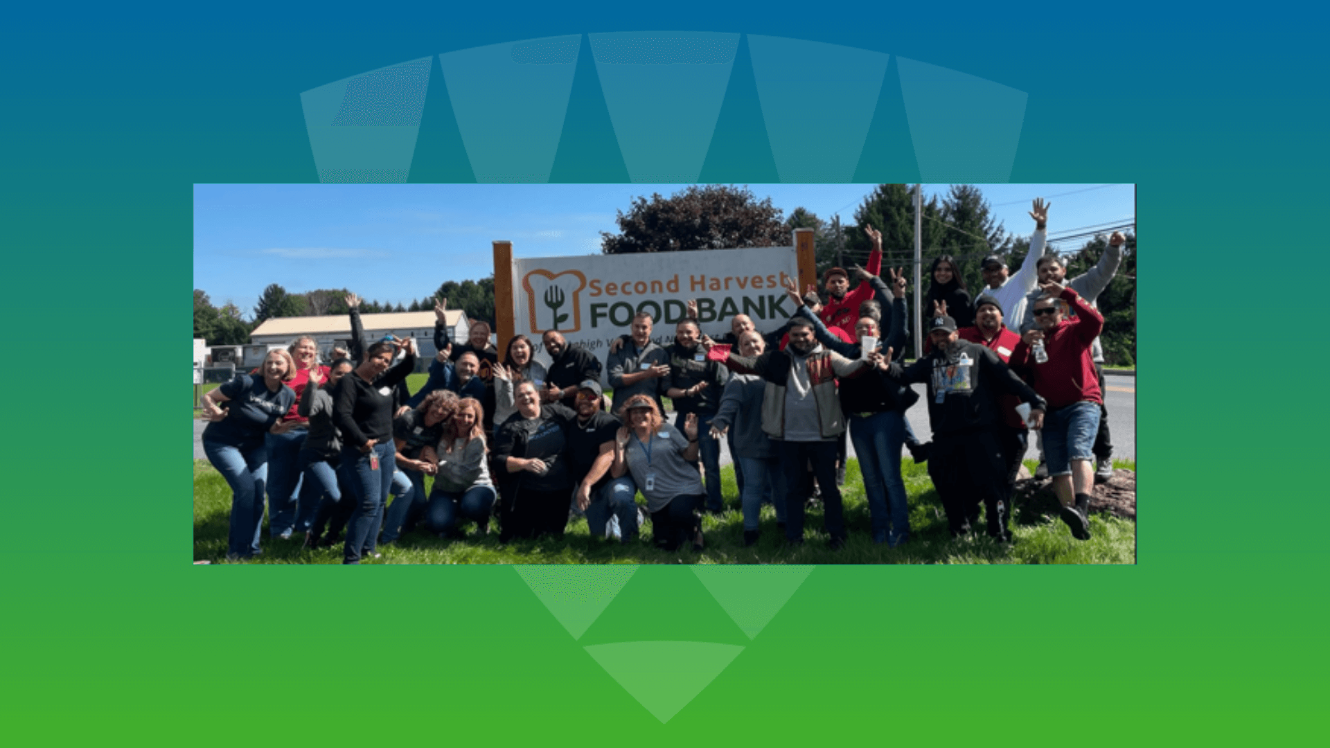 Un alegre grupo de miembros del equipo Lineage posando al aire libre en el Second Harvest Foodbank, celebrando su compromiso con el servicio a la comunidad y la cultura de equipo.
