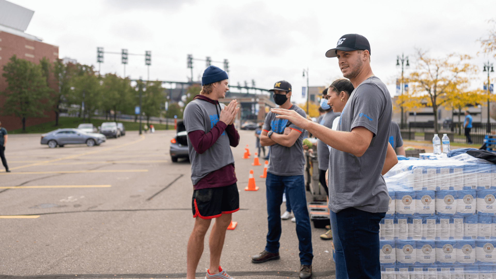 Jared Goff, quarterback de los Detroit Lions, con voluntarios en un acto sobre inseguridad alimentaria deFoundation for Good  Lineage Foundation for Good .