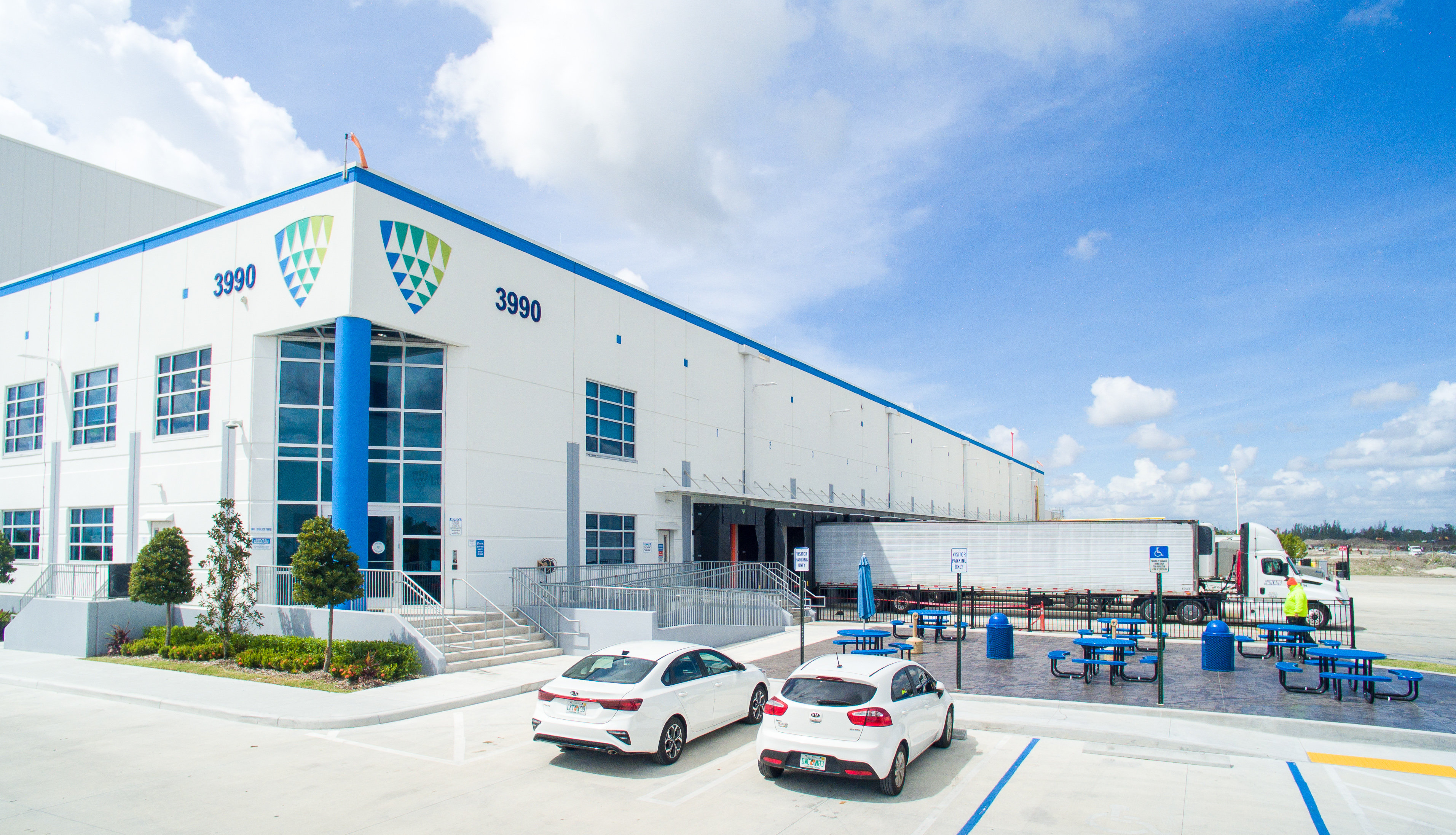 Image d’un Lineage installation de l’extérieur montrant des camions sur les quais