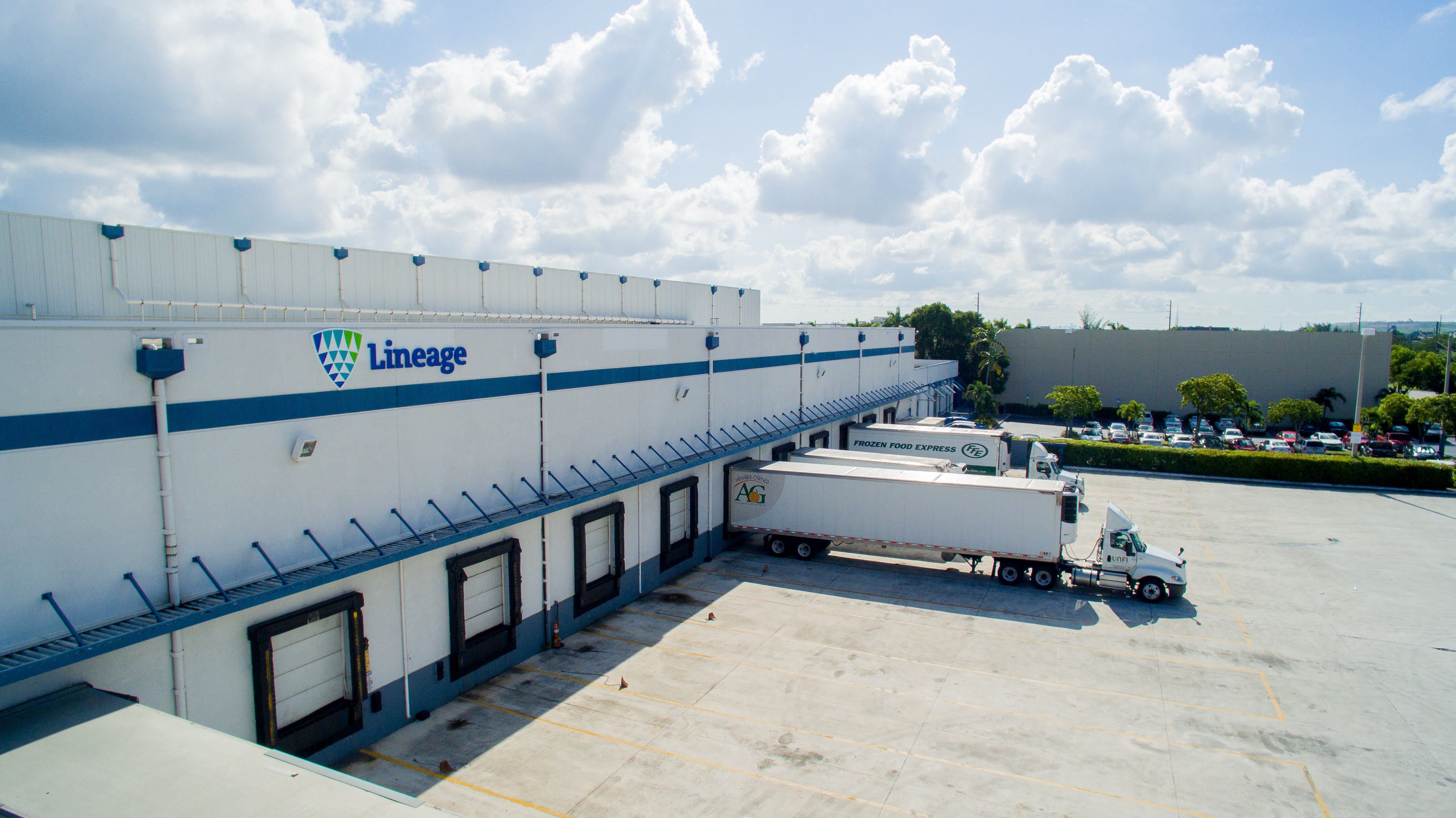 Image aérienne d’un Lineage installation avec camions au quai