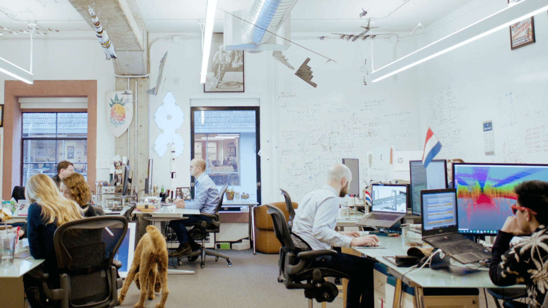 Equipo de Lineage Data Science trabajando en colaboración en Lineage Eye en la bulliciosa oficina de San Francisco.