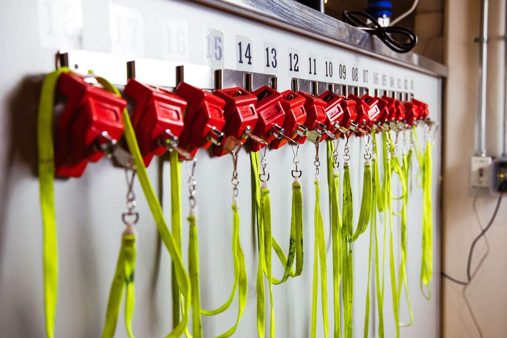 Equipo de seguridad Lineage colgado en una pared