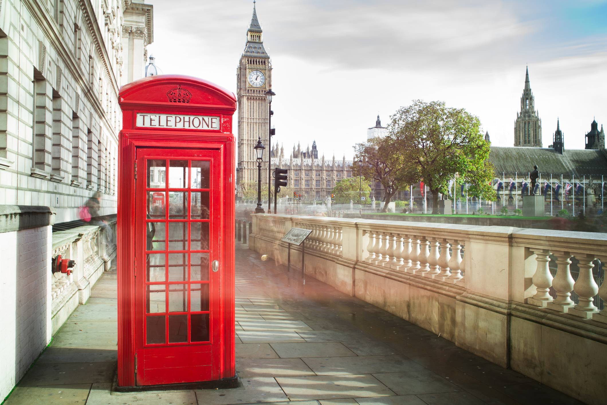 Cabine téléphonique rouge emblématique devant Big Ben à Londres