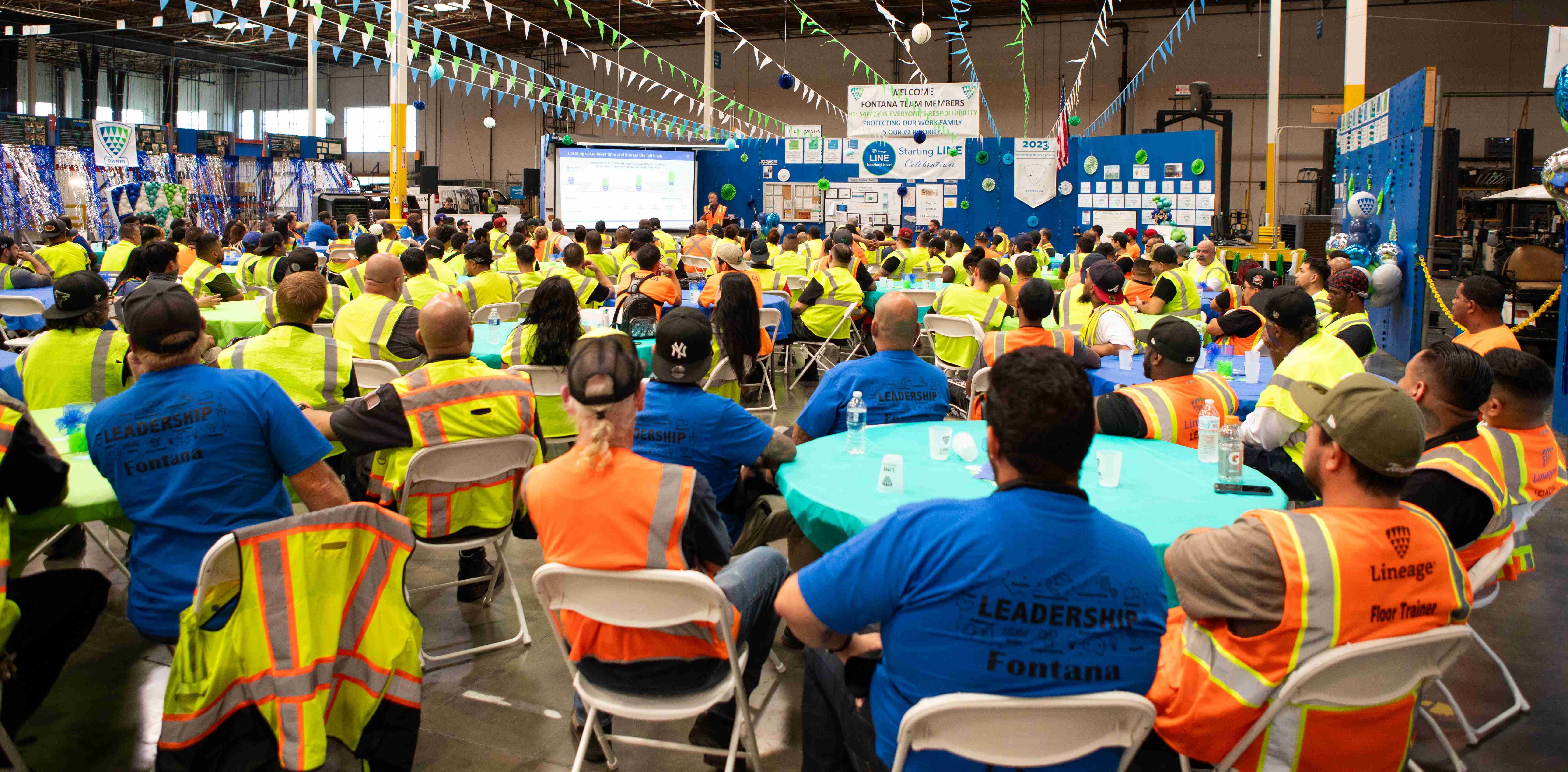 Lineage Les membres de l’équipe ont célébré sur des sites à travers les États-Unis après le premier appel public à l’épargne de l’entreprise.