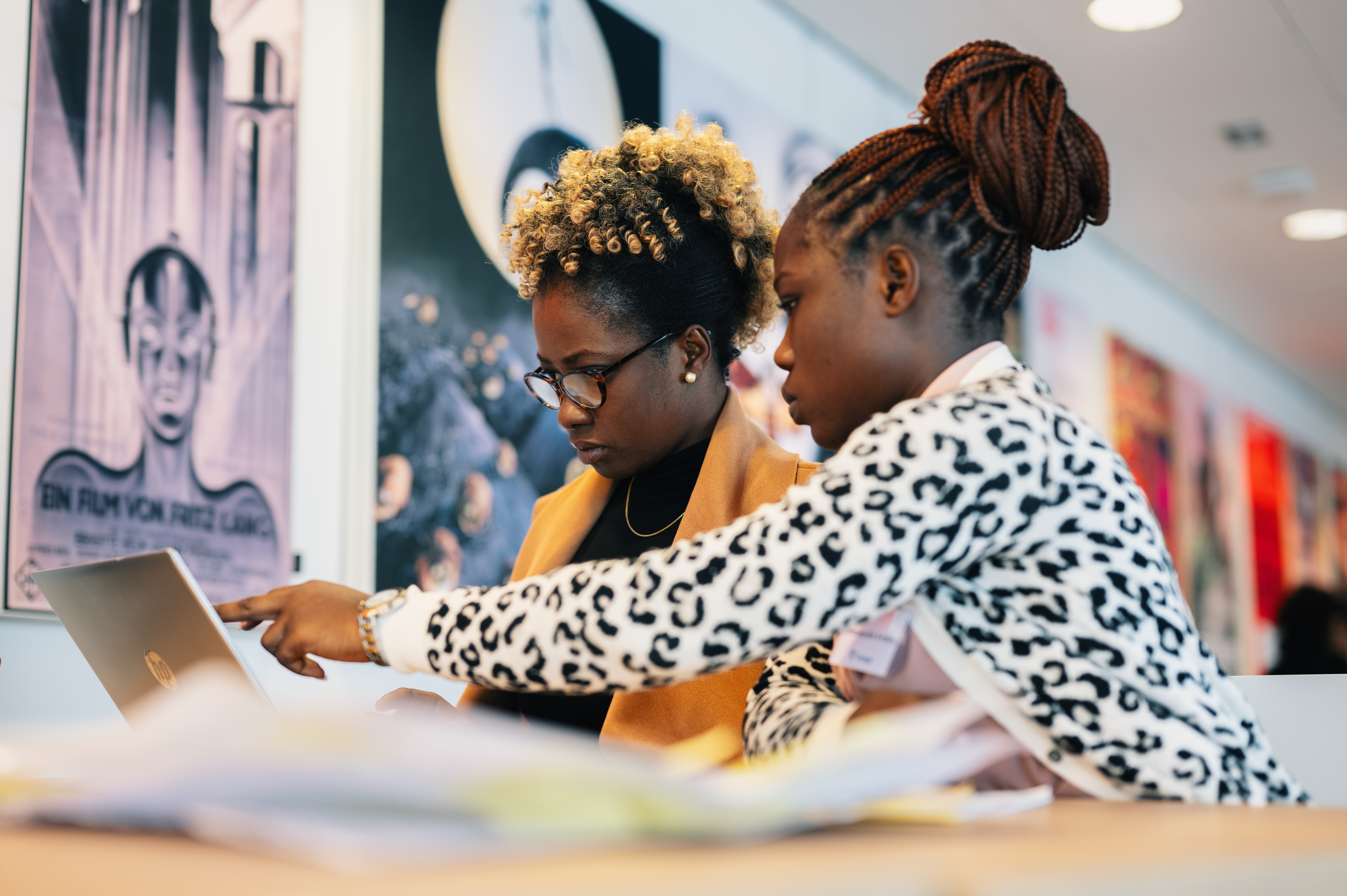 Deux femmes travaillent sur un ordinateur portable
