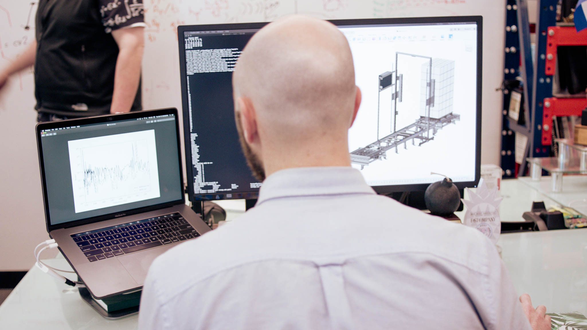 Lineage employé regardant des écrans d’ordinateur