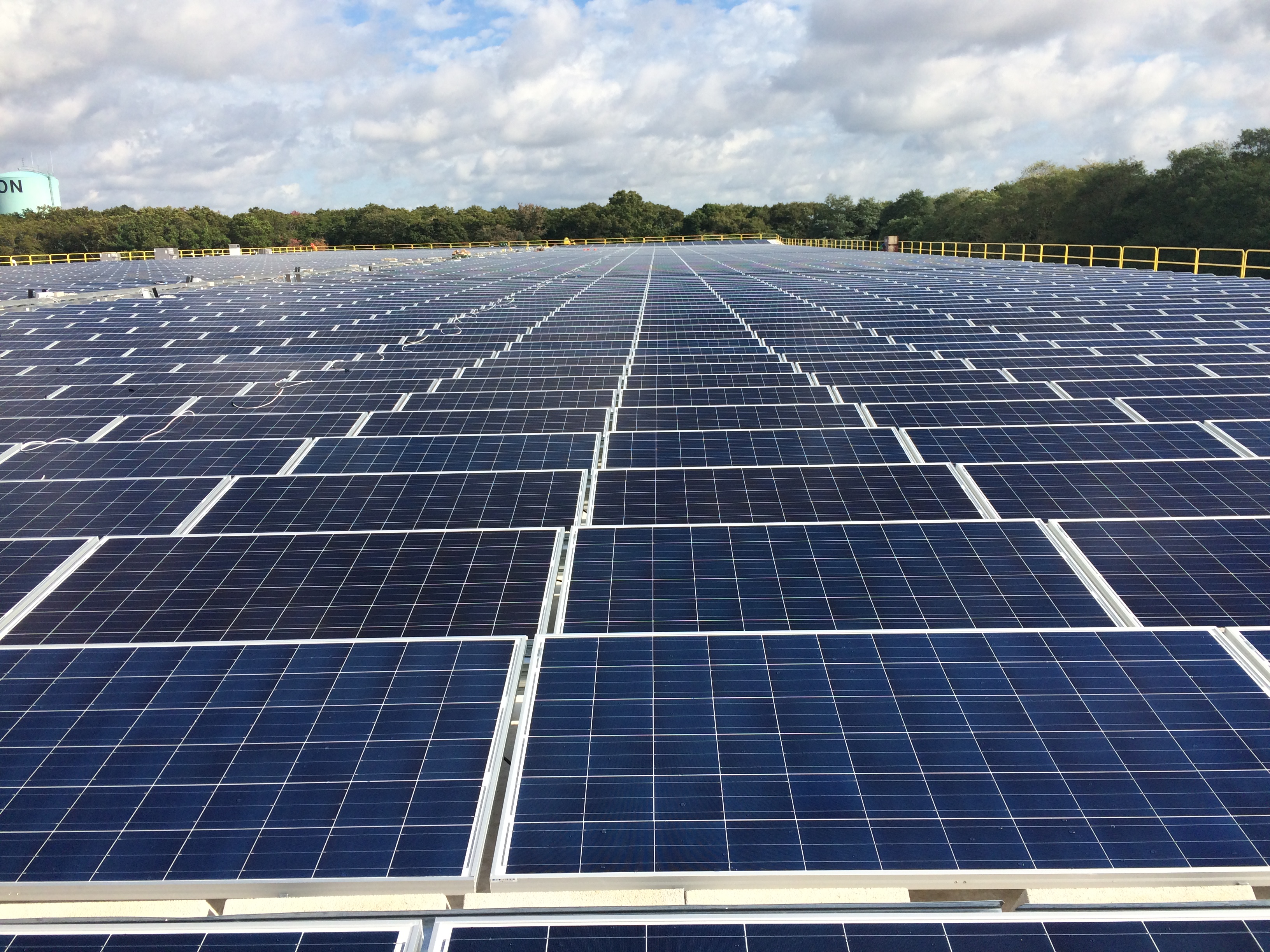 Rangées de panneaux solaires