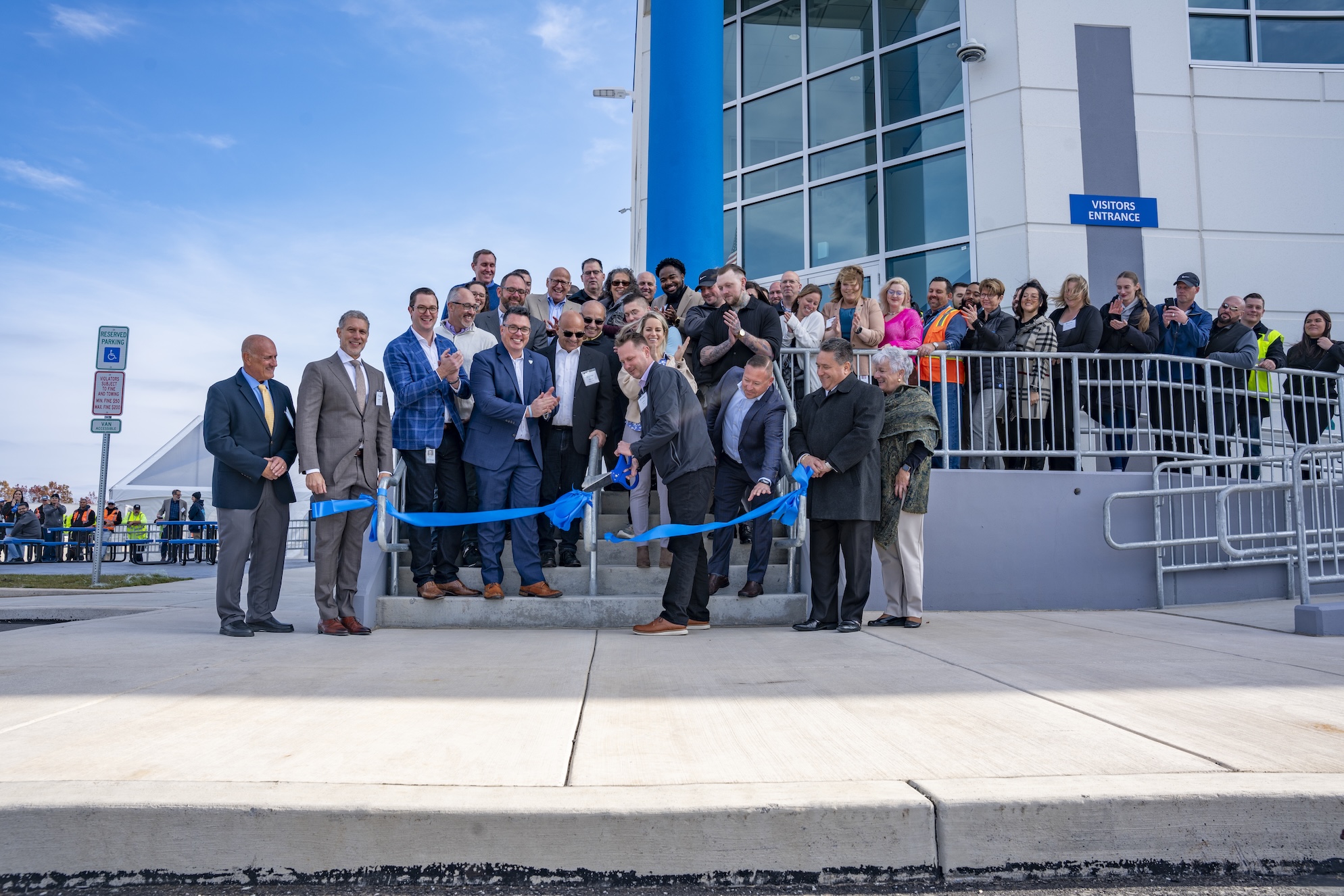 Lineage Des dirigeants et des dirigeants communautaires se réunissent pour une cérémonie d’inauguration de l’inauguration de l' Lineageà Hazle Township, en Pennsylvanie.