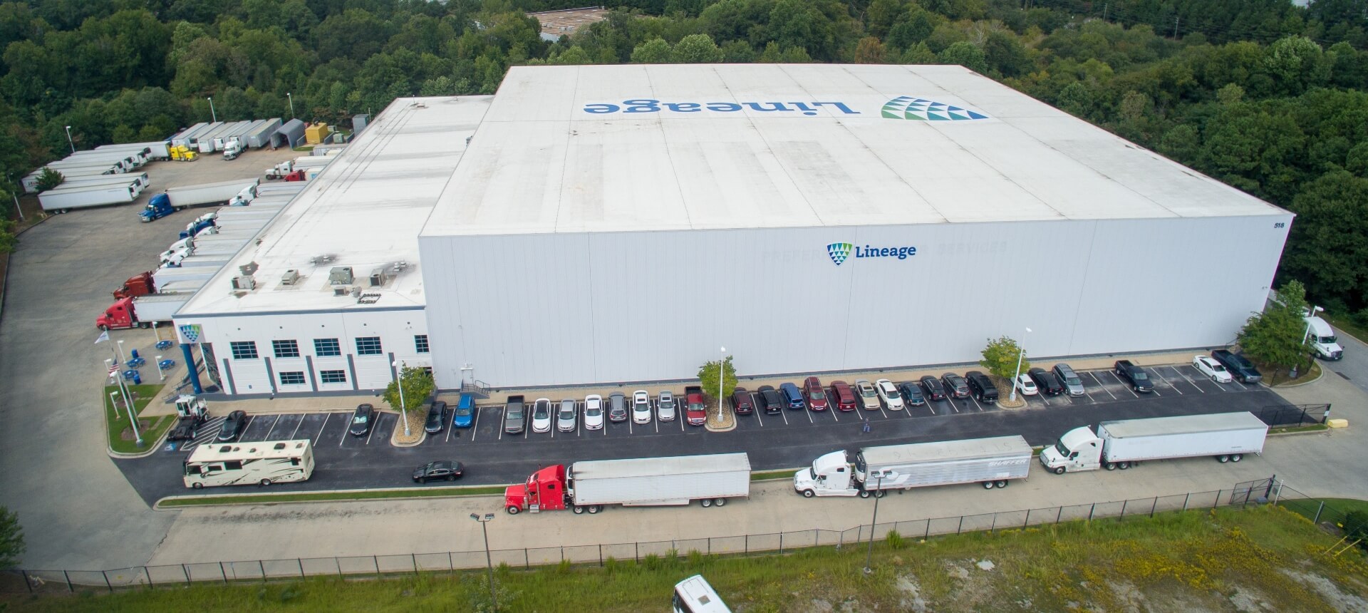 Vista aérea de un almacén frigorífico de Lineage Logistics en Atlanta, Georgia, que muestra una amplia infraestructura y múltiples muelles de carga para operaciones eficientes.