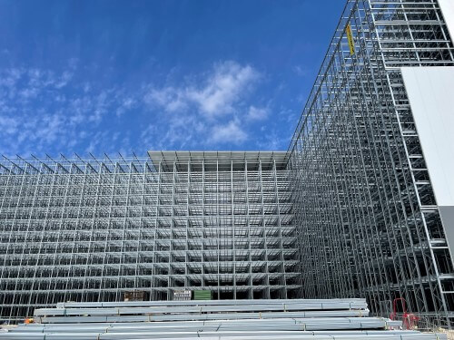 Exterior del almacén en construcción