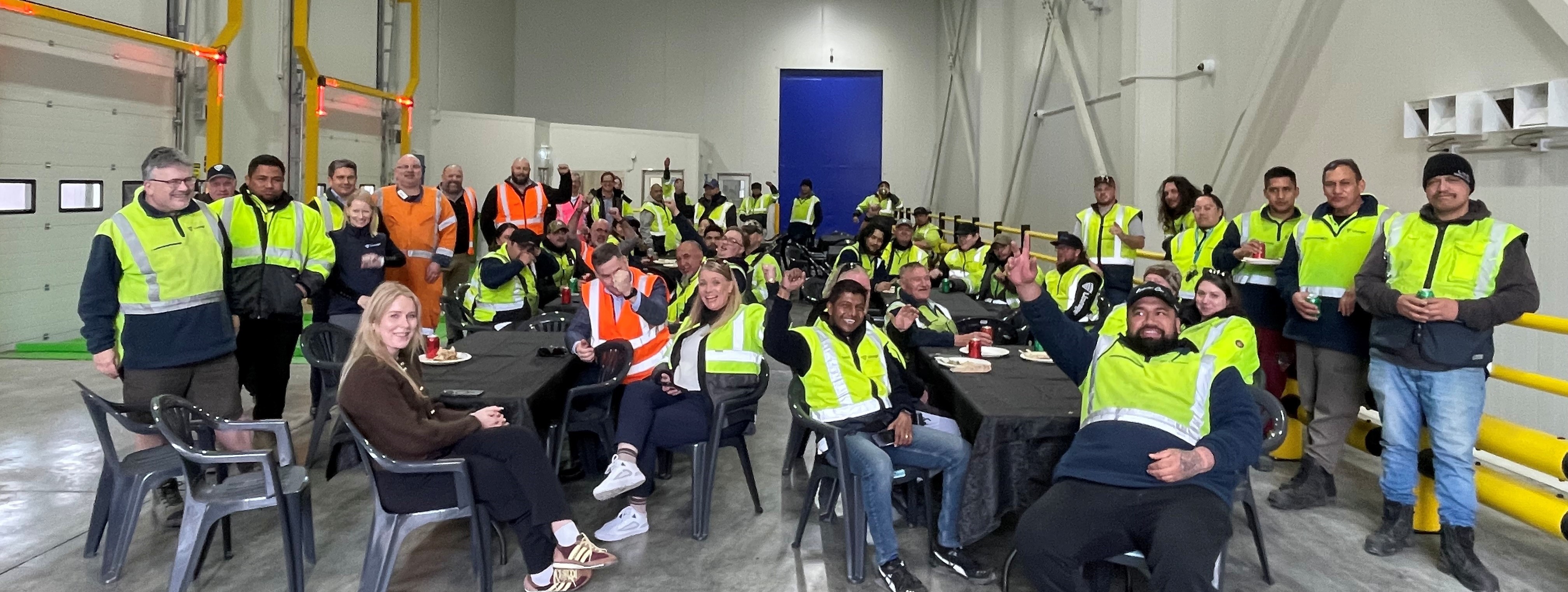 Los miembros del equipo Lineage en Nueva Zelanda celebran su llegada al nuevo almacén frigorífico