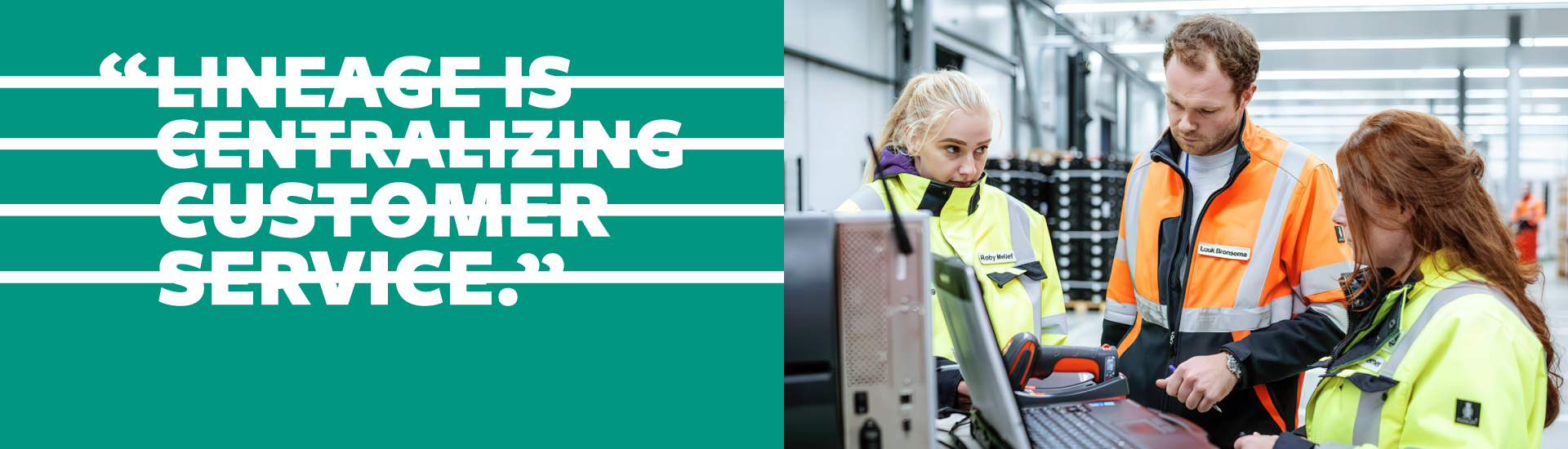 Miembros del equipo Lineage , con chaquetas de alta visibilidad, revisan datos logísticos en una estación de trabajo del almacén, junto a una cita en la que se lee "Lineage está centralizando el servicio al cliente".