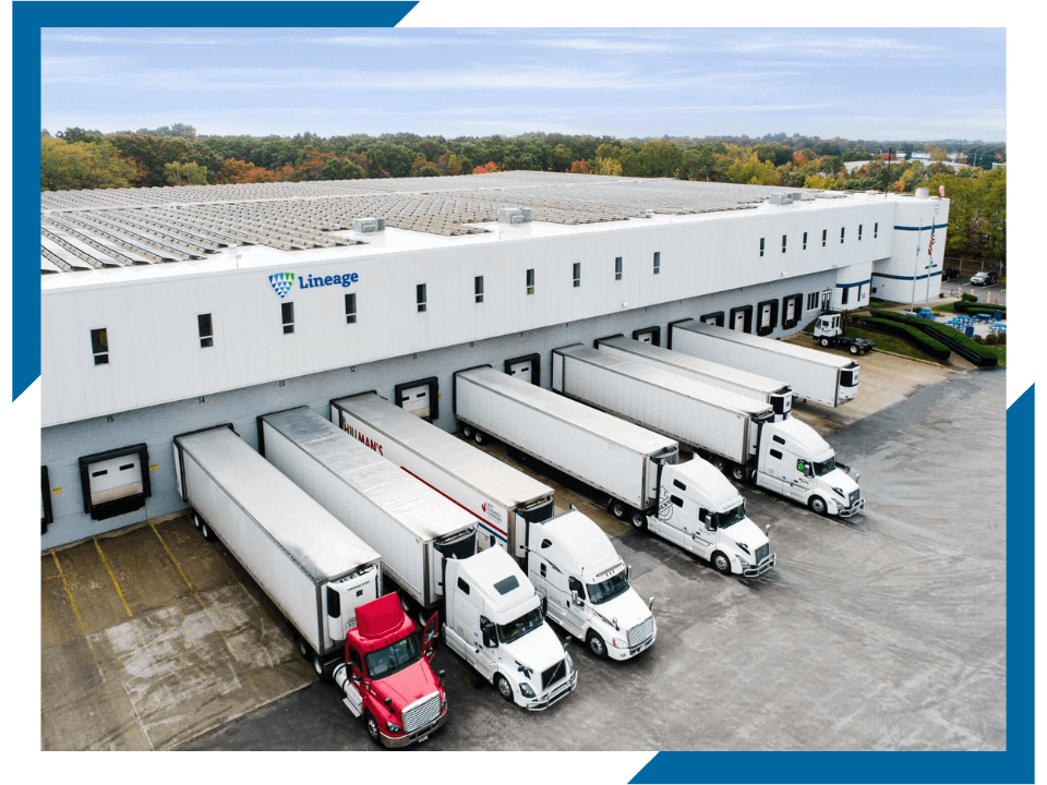 Camions réfrigérés amarrés à un Lineage entrepôt frigorifique, prêt pour les expéditions LTL à température contrôlée.