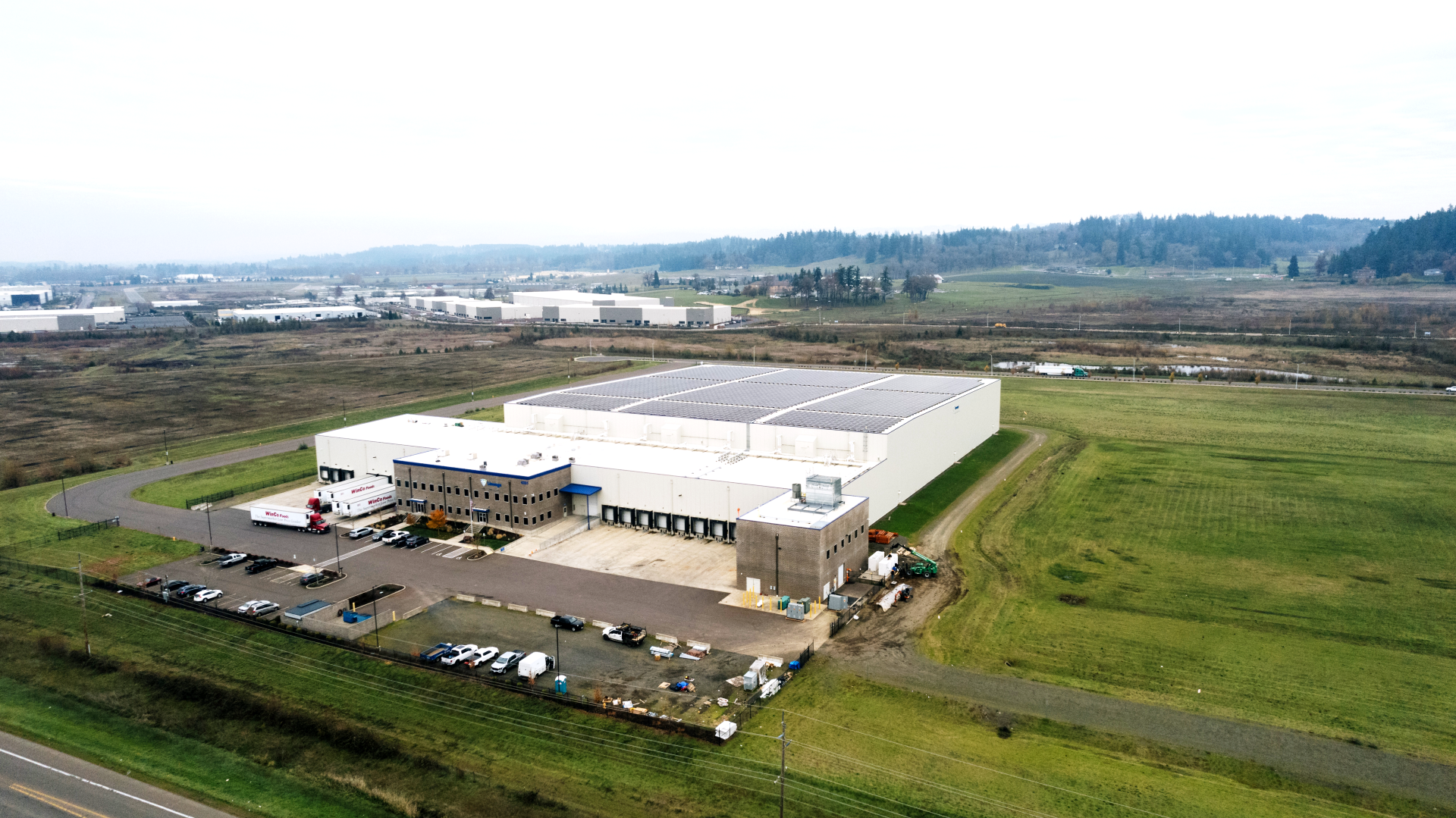 Vue aérienne de Lineageà Salem, OR, montre que le bâtiment possède des panneaux solaires sur le toit