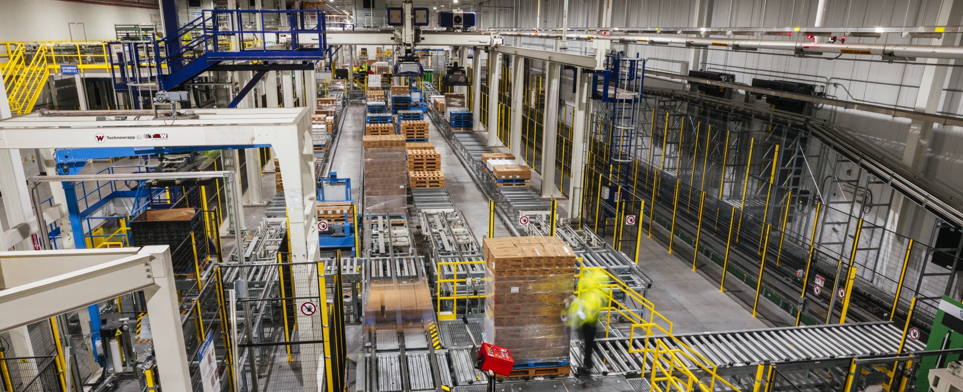 Interior de un almacén que muestra las capacidadesLink Lineage Link para gestionar la cadena de suministro.