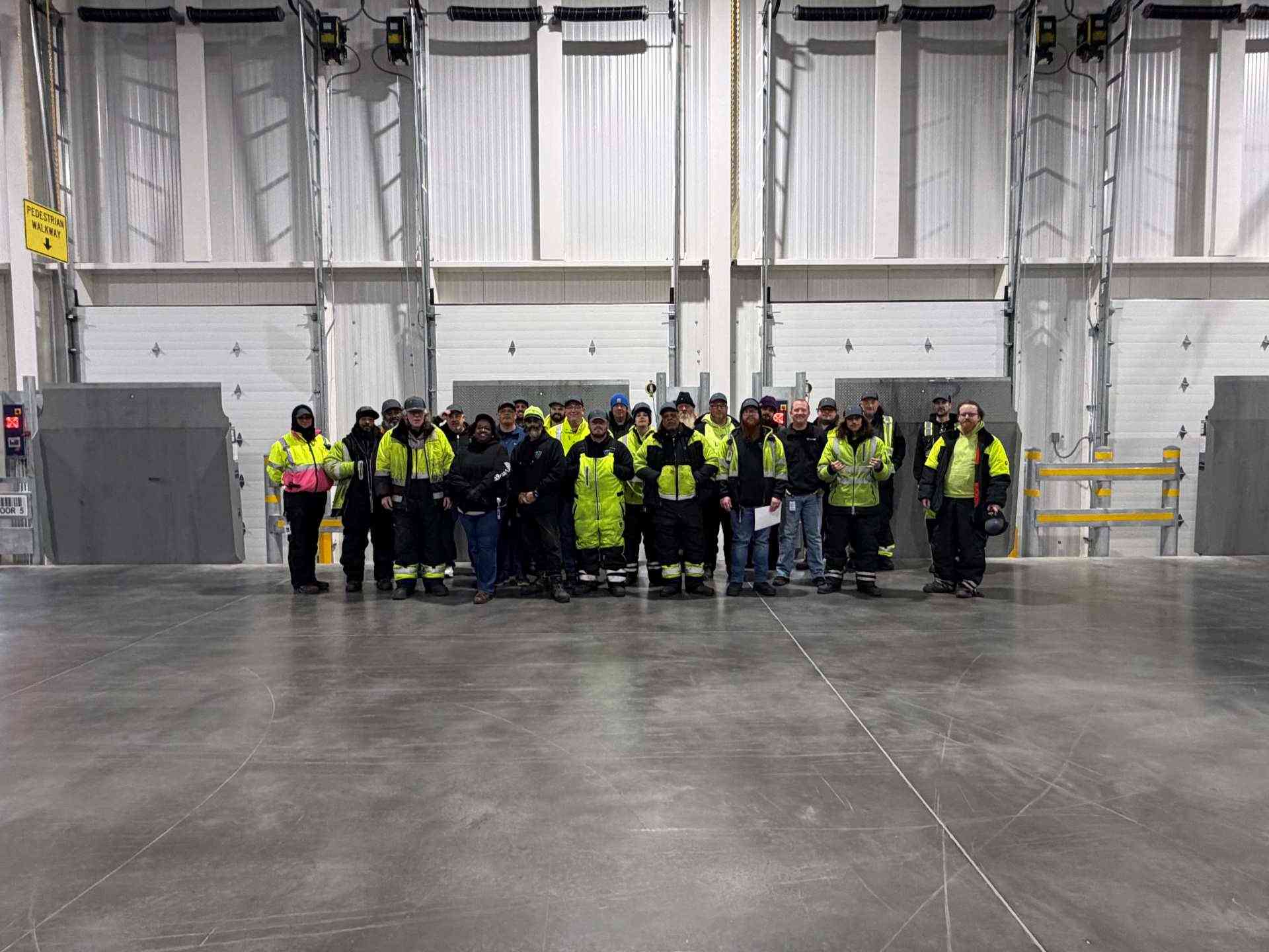 Un groupe de Lineage membres de l’équipe sur le quai de la nouvelle installation agrandie de Louisville Winstead