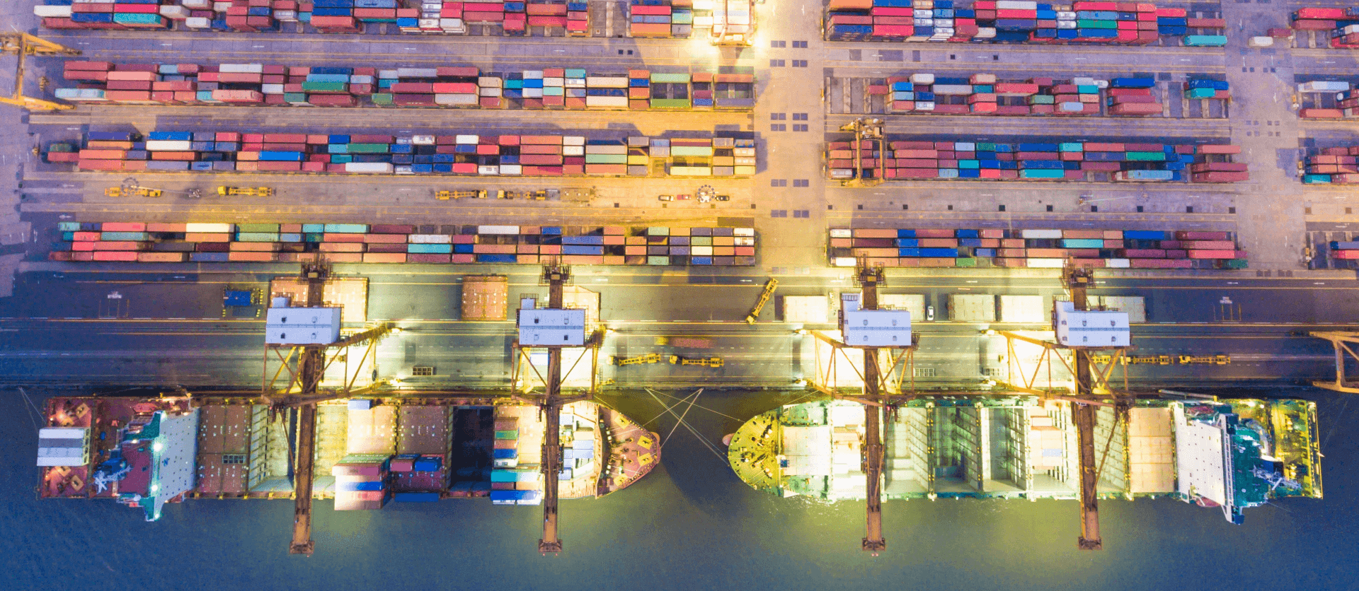 Navires et conteneurs au port, en attente d’exportation.